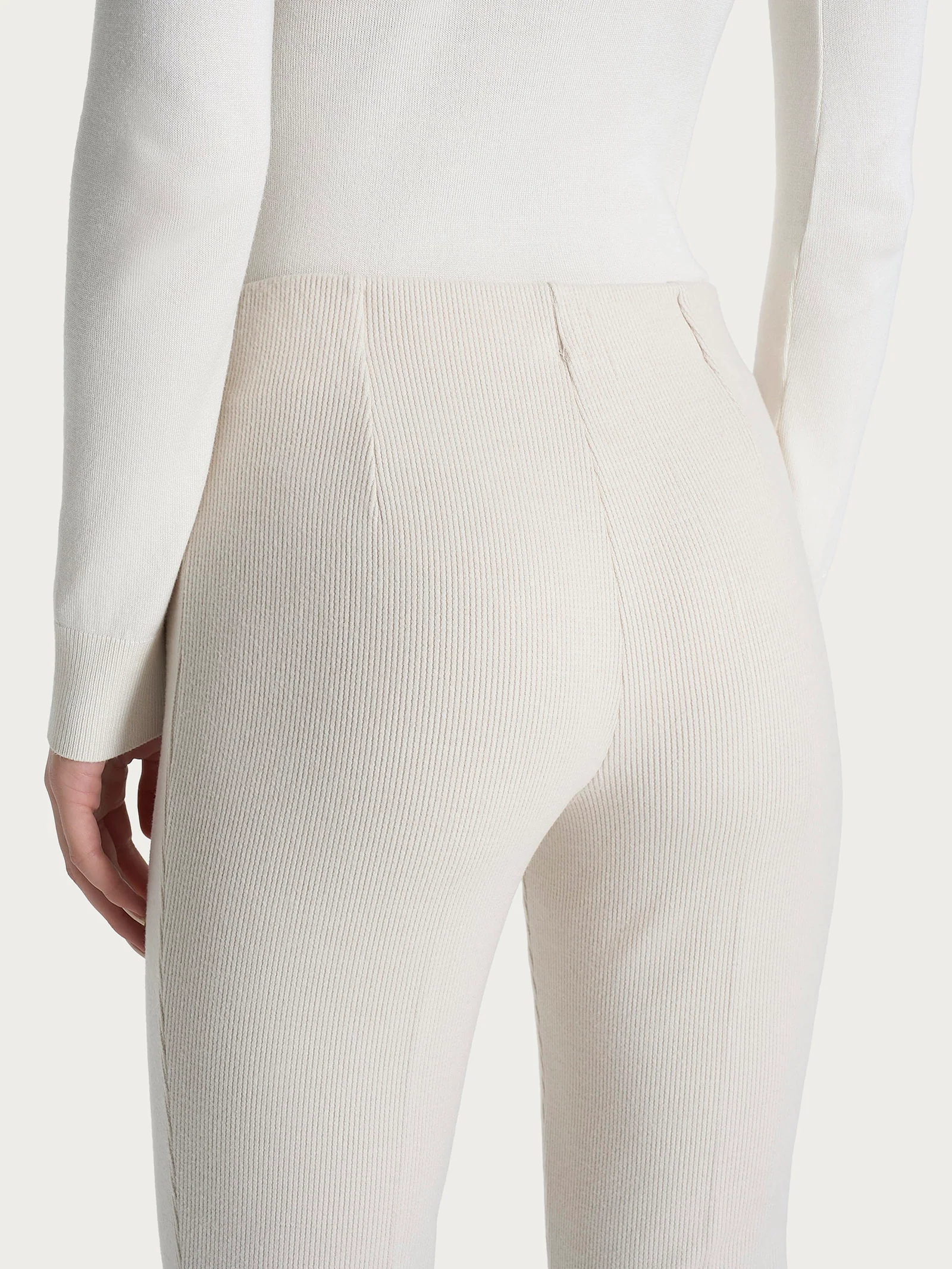 Pantalone a sigaretta con spacchetti in Velvet - Champignon - Image 3