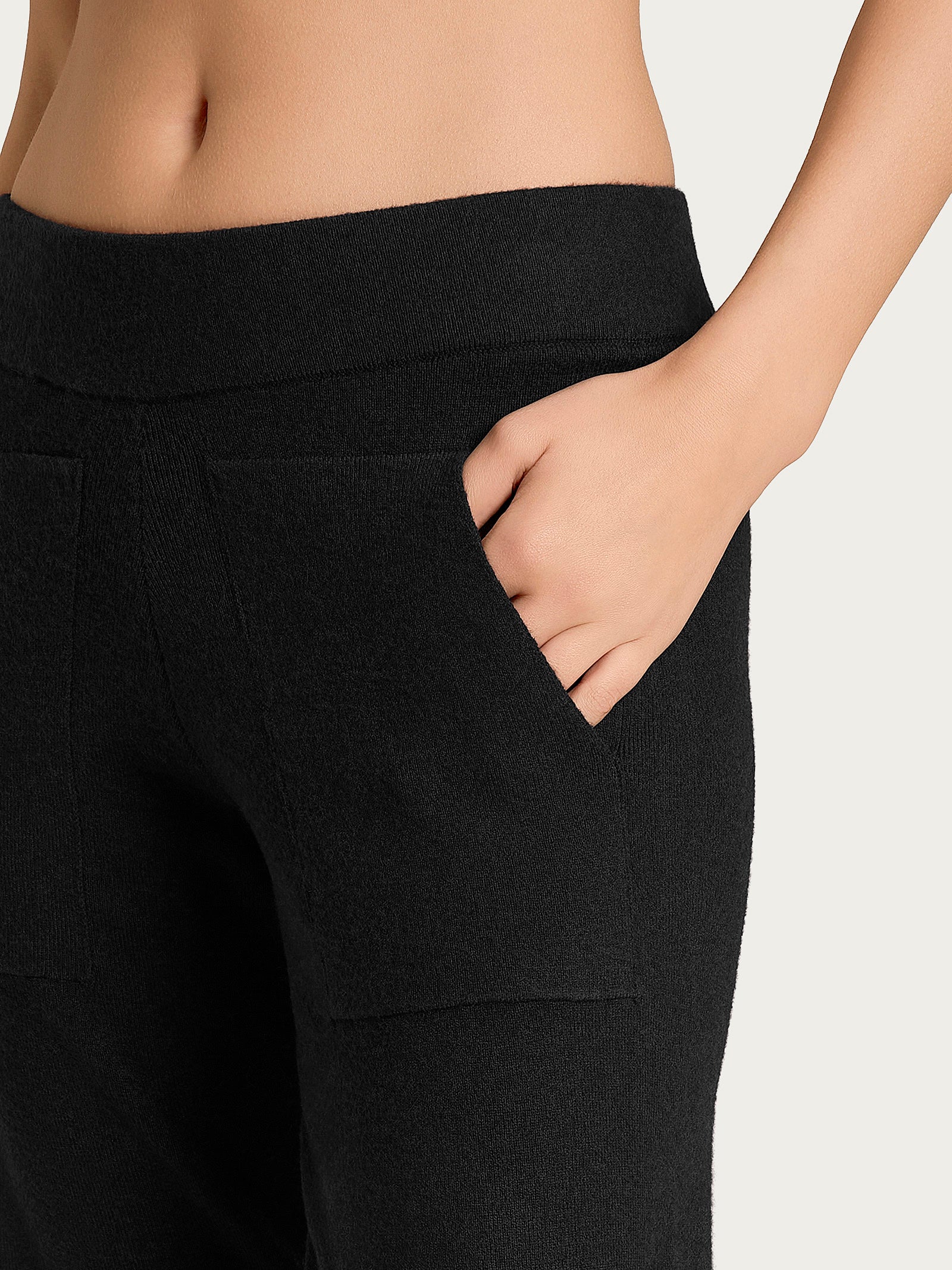 Pantalone a sigaretta con tasche in Super Soft - Nero - Image 3