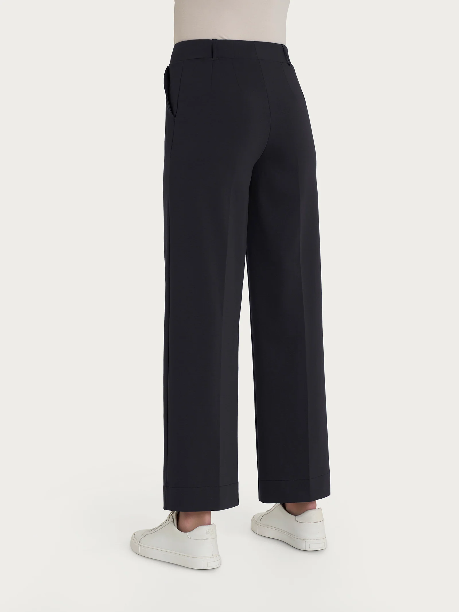 Pantalone ampio alla caviglia con tasche in Compact Light - Nero - Image 2
