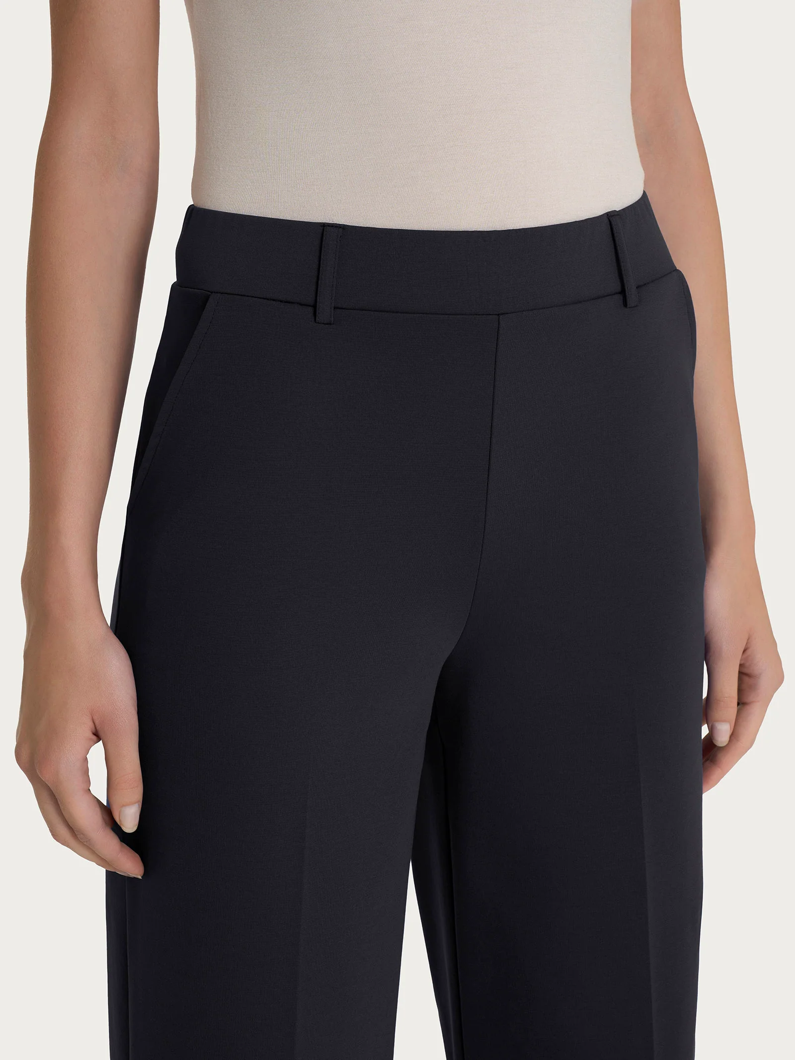Pantalone ampio alla caviglia con tasche in Compact Light - Nero - Image 3