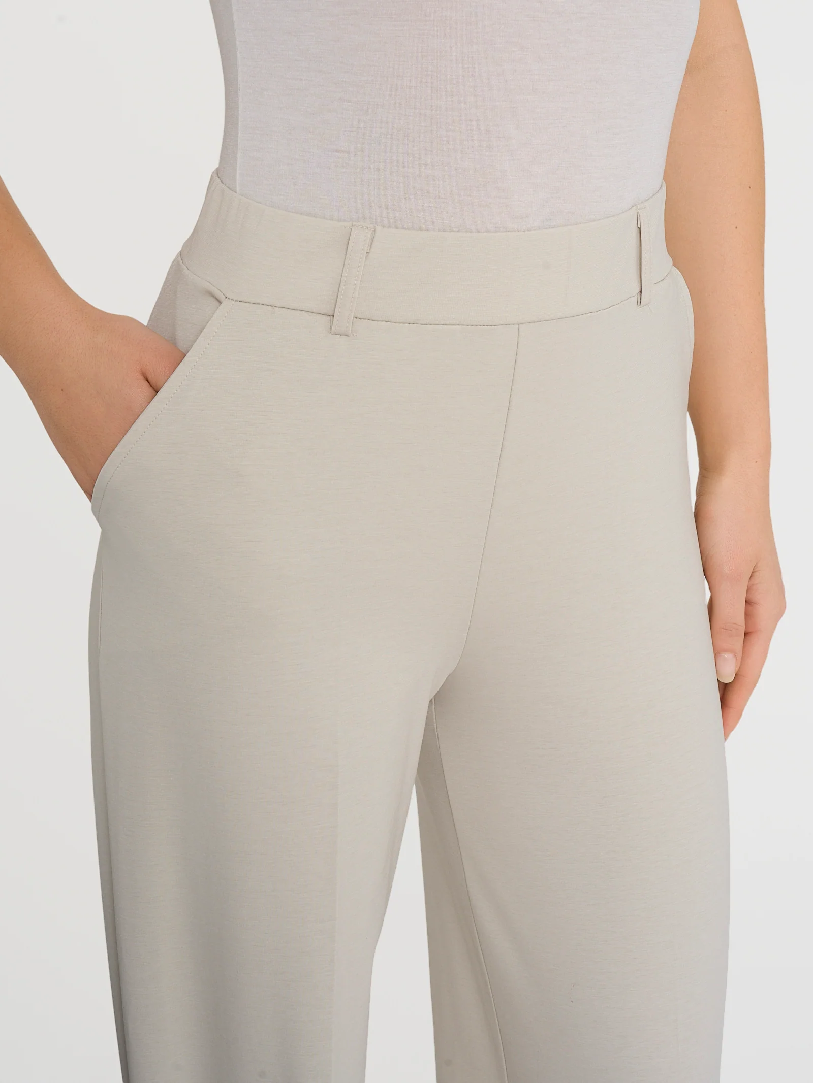 Pantalone ampio alla caviglia con tasche in Compact Light - Champignon - Image 3