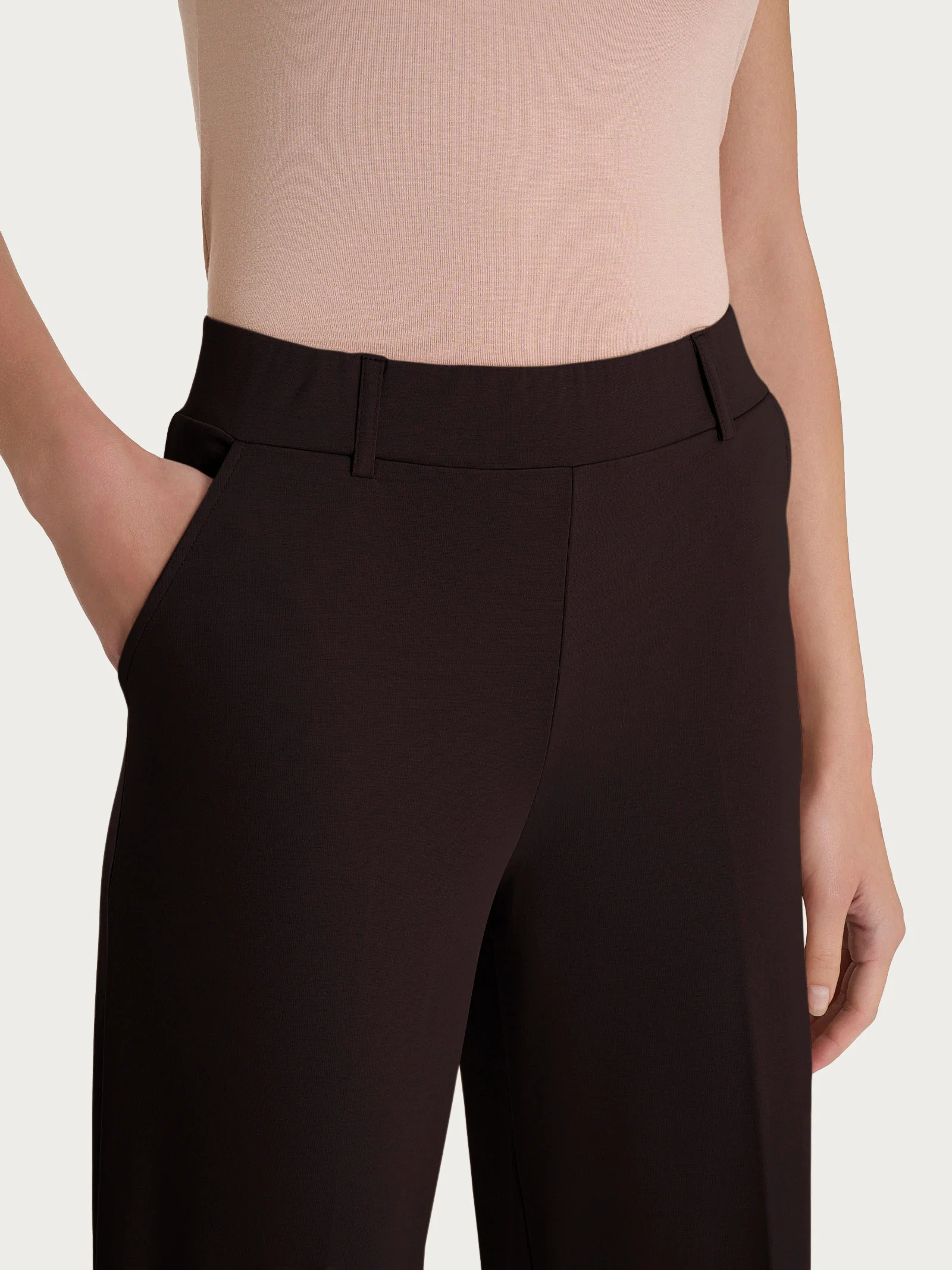 Pantalone ampio alla caviglia con tasche in Compact Light - Chocolate Torte - Image 3