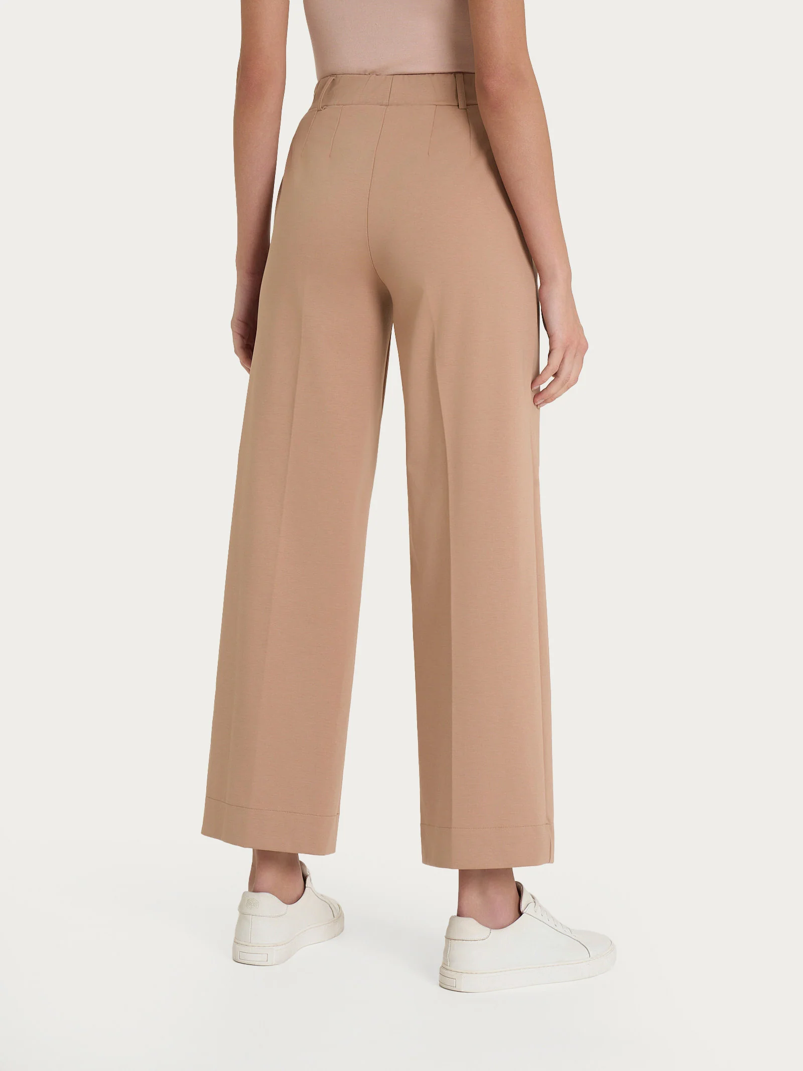 Pantalone ampio alla caviglia con tasche in Compact Light - Warm Taupe - Image 2