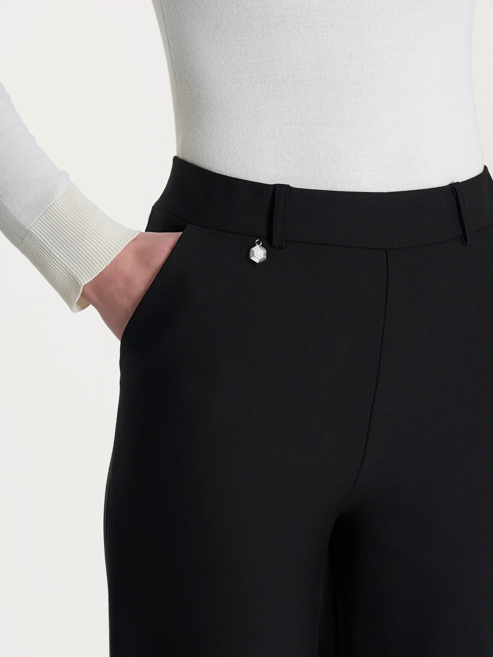 Pantalone ampio alla caviglia in Compact - Nero - Image 3