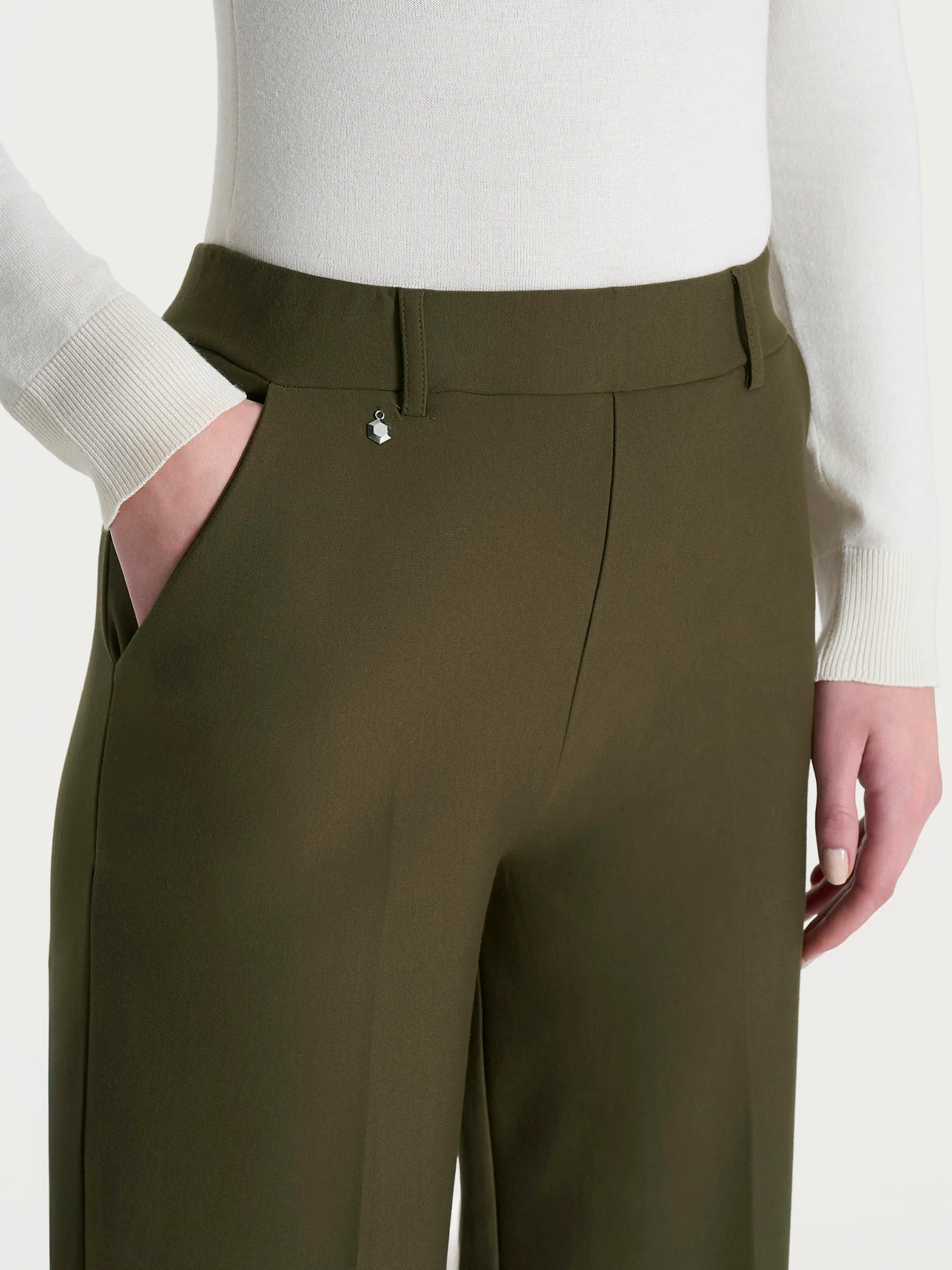 Pantalone ampio alla caviglia in Compact - Dark Olive - Image 3