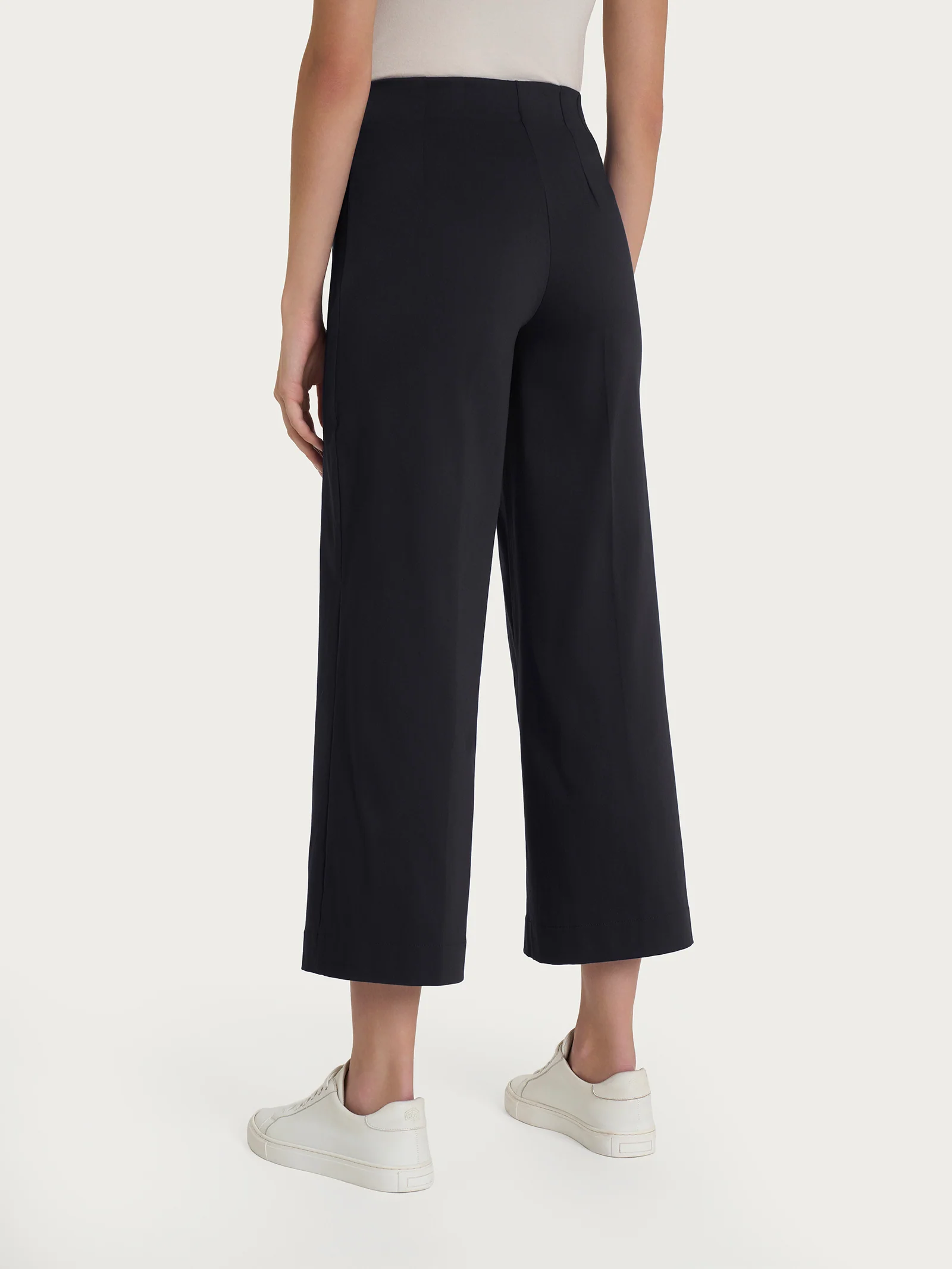 Pantalone ampio alla caviglia in Satin Power - Nero - Image 2