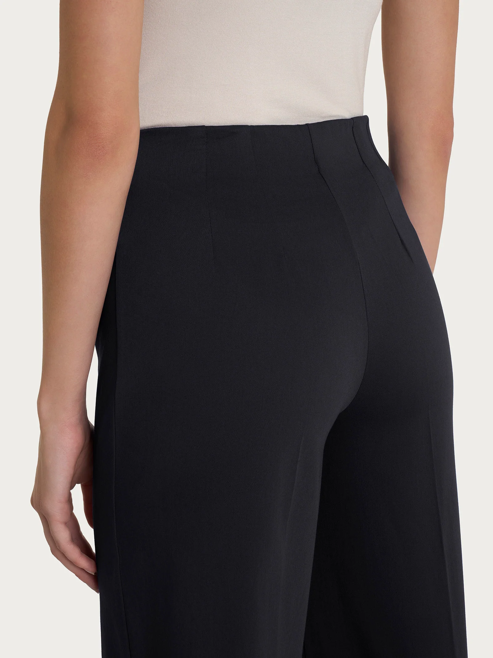 Pantalone ampio alla caviglia in Satin Power - Nero - Image 3