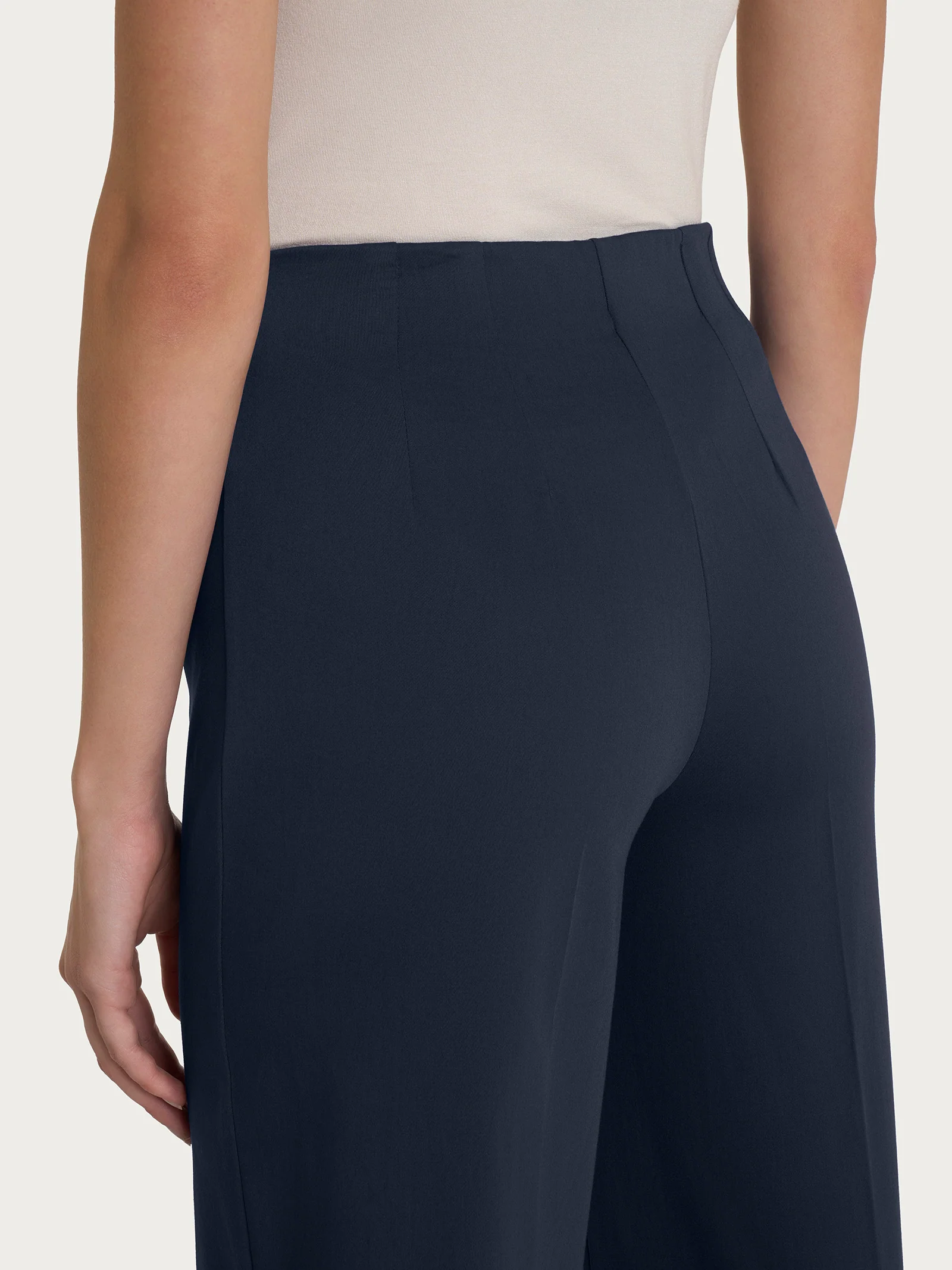 Pantalone ampio alla caviglia in Satin Power - Bleu - Image 3