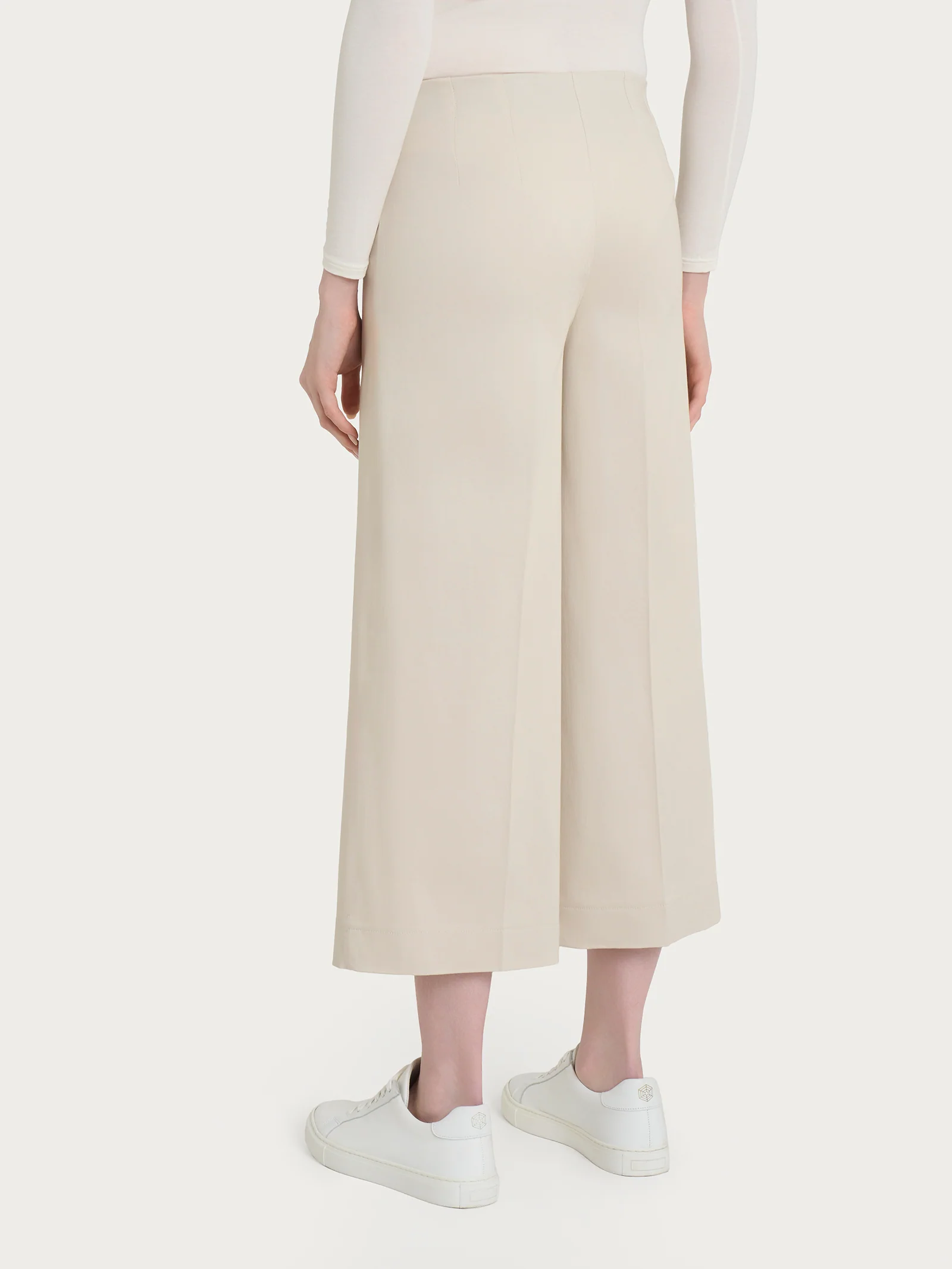 Pantalone ampio alla caviglia in Satin Power - Champignon - Image 2