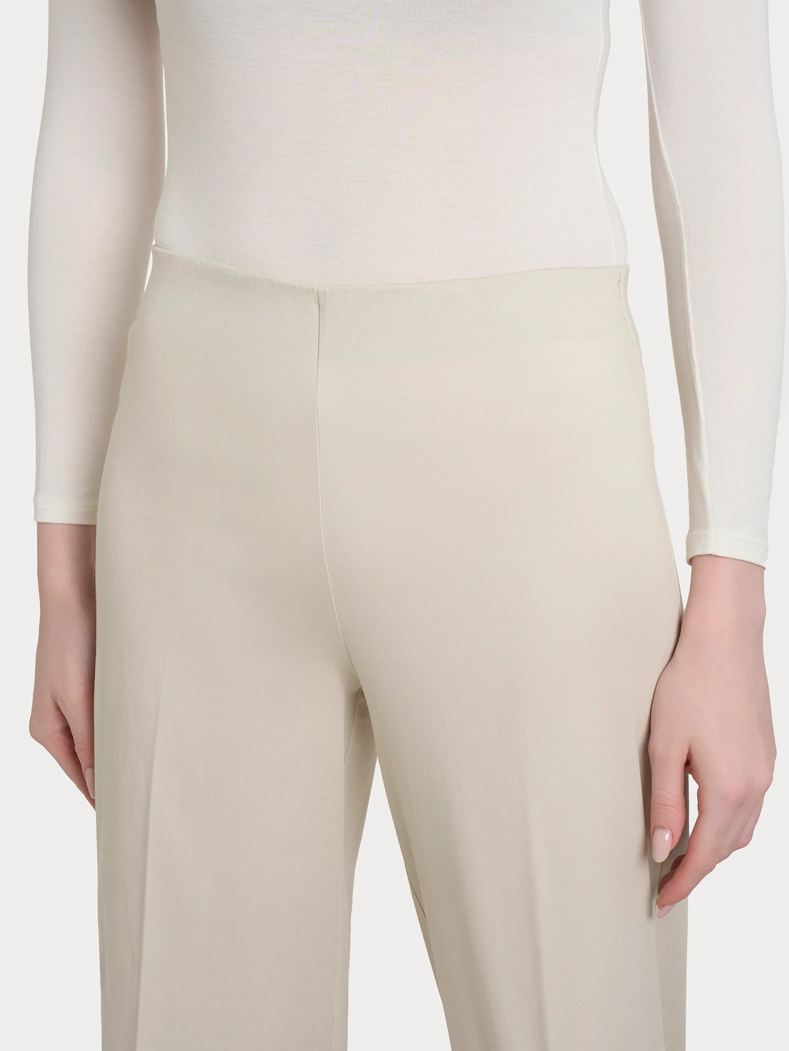 Pantalone ampio alla caviglia in Satin Power - Champignon - Image 3