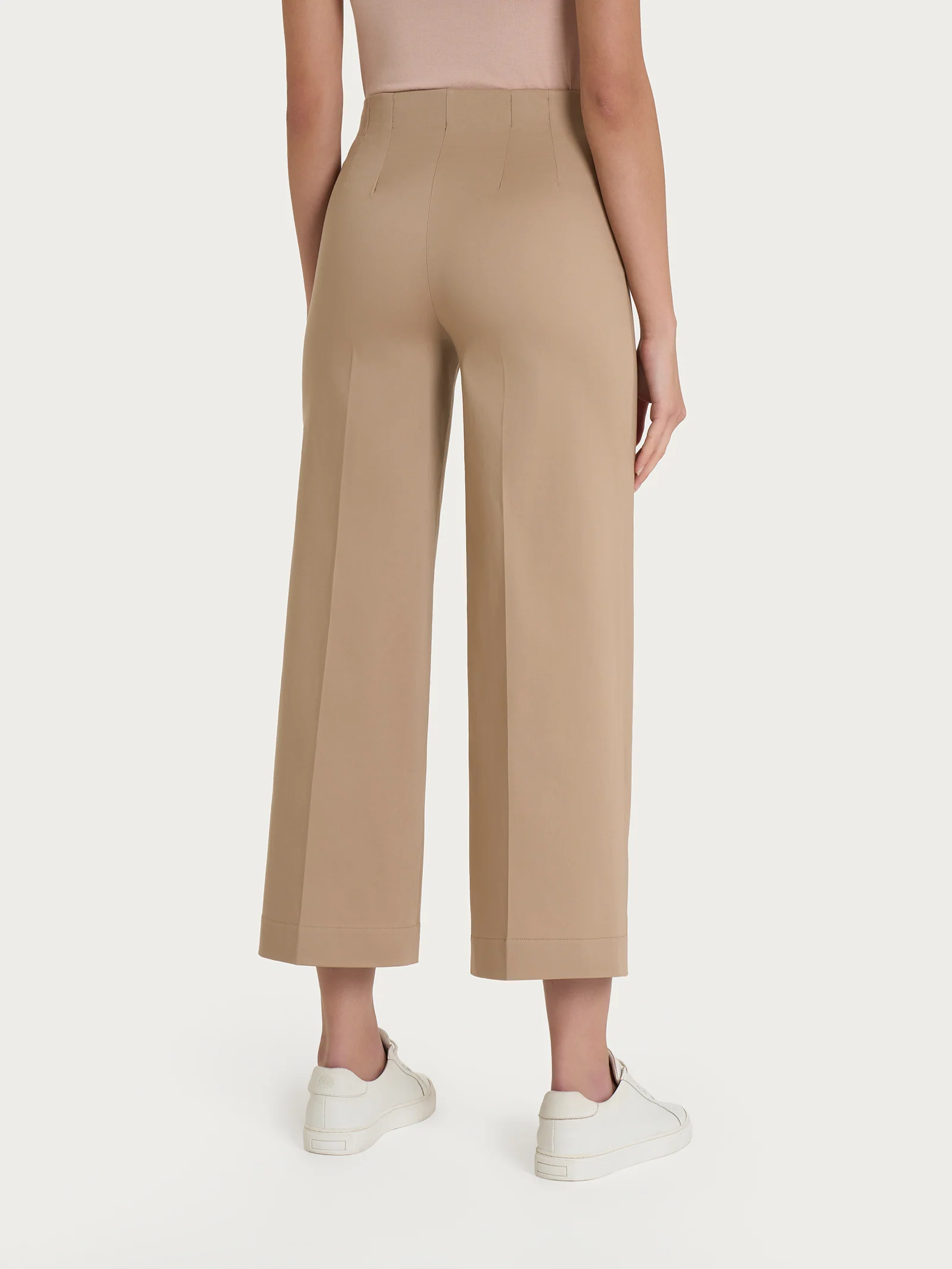Pantalone ampio alla caviglia in Satin Power - Warm Taupe - Image 2