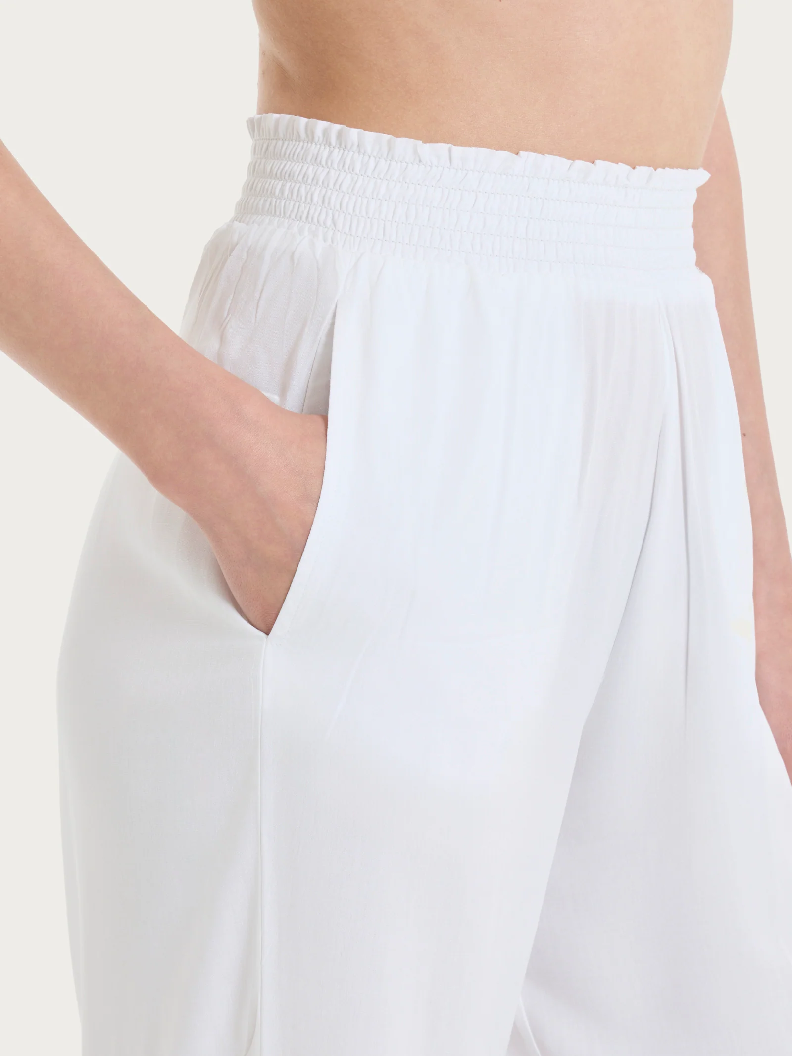 Pantalone ampio con arricciatura in Ecoseta - Bianco - Image 3