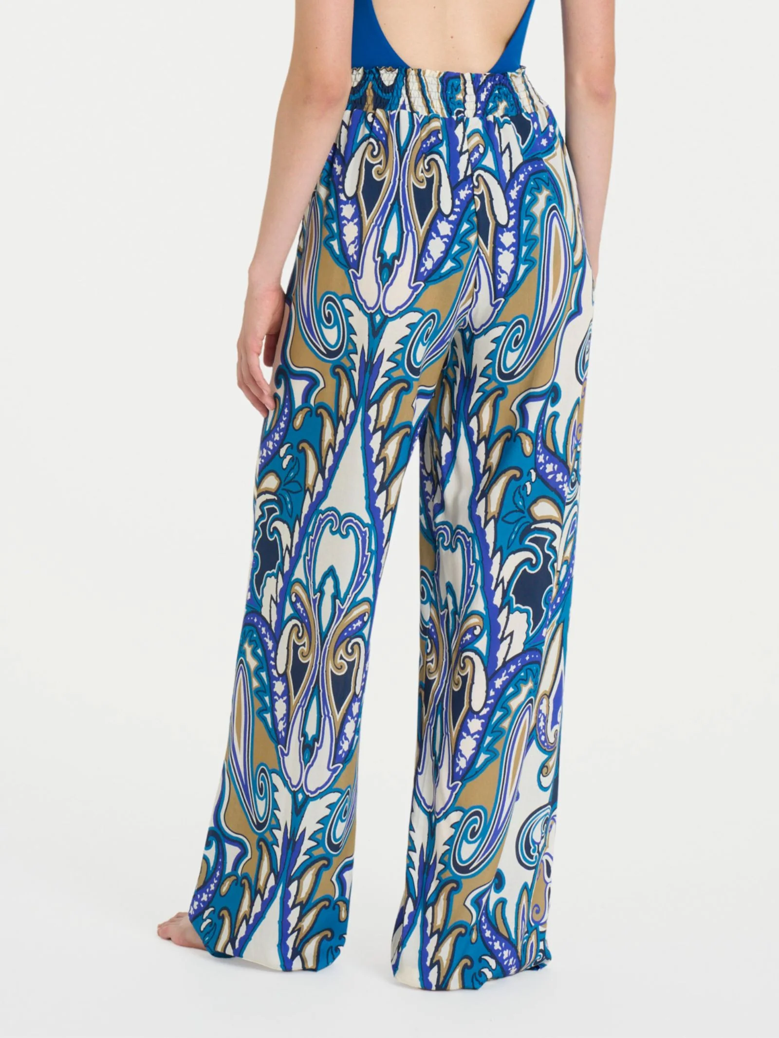 Pantalone ampio con arricciatura in fantasia in Ecoseta - Fant. Dazzling Blue - Image 2