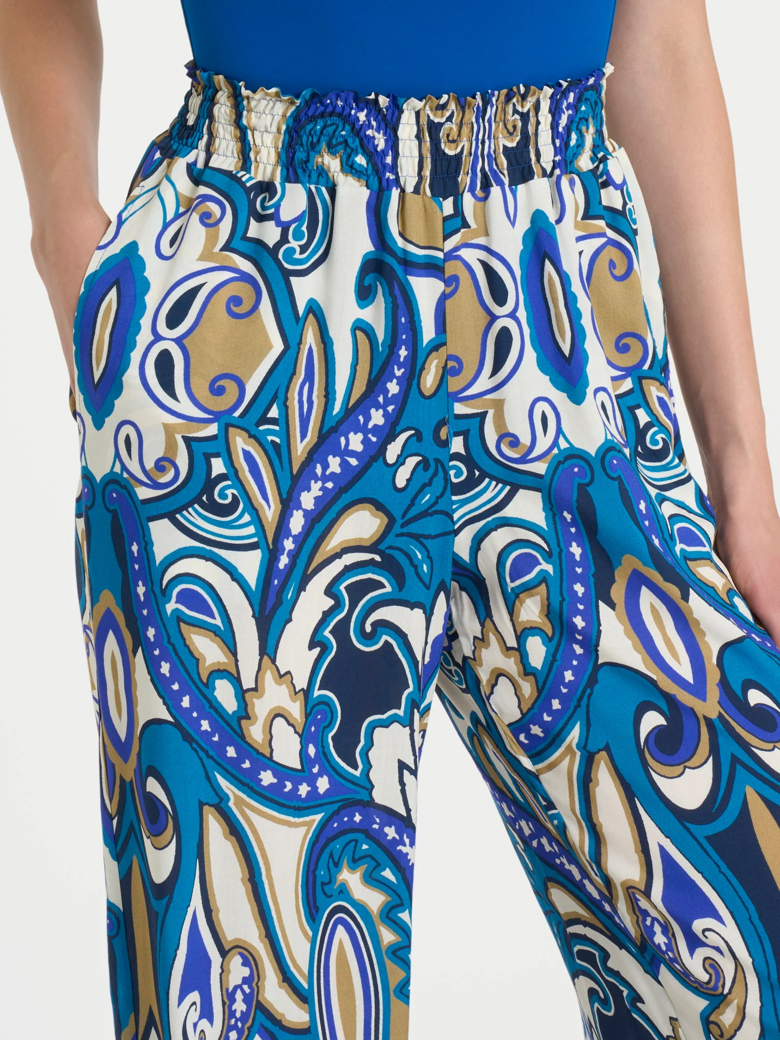Pantalone ampio con arricciatura in fantasia in Ecoseta - Fant. Dazzling Blue - Image 3