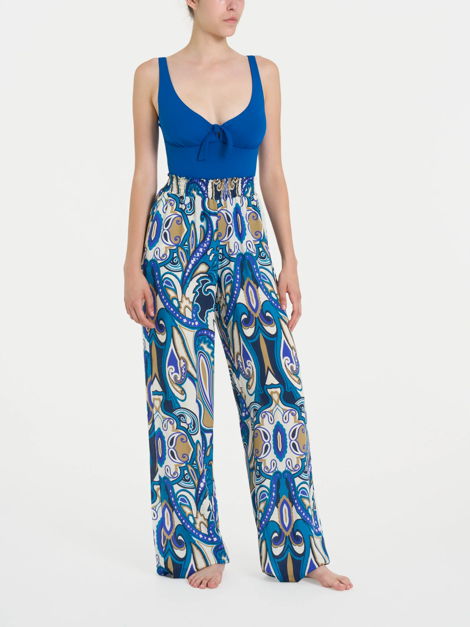Pantalone ampio con arricciatura in fantasia in Ecoseta - Fant. Dazzling Blue - Image 4