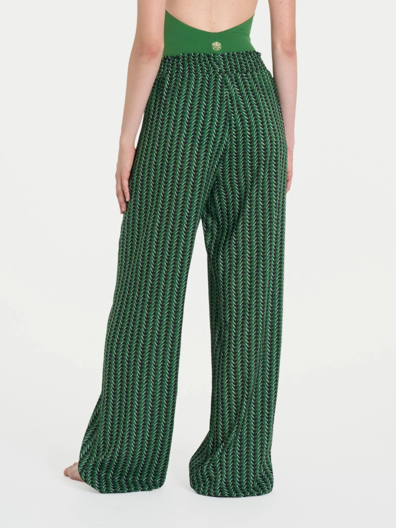 Pantalone ampio con arricciatura in fantasia in Ecoseta - Fant. Artichoke Green - Image 2