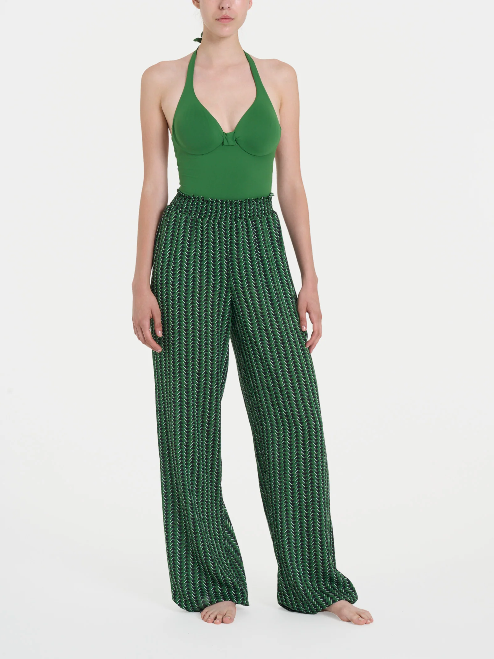 Pantalone ampio con arricciatura in fantasia in Ecoseta - Fant. Artichoke Green - Image 4