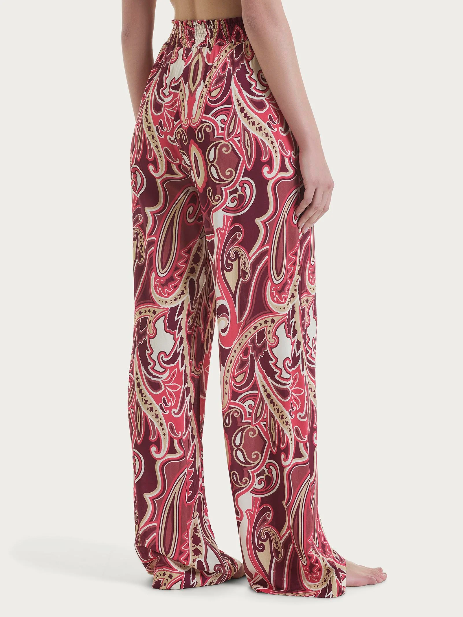 Pantalone ampio con arricciatura in fantasia in Ecoseta - Fant. Rasperry Wine - Image 2