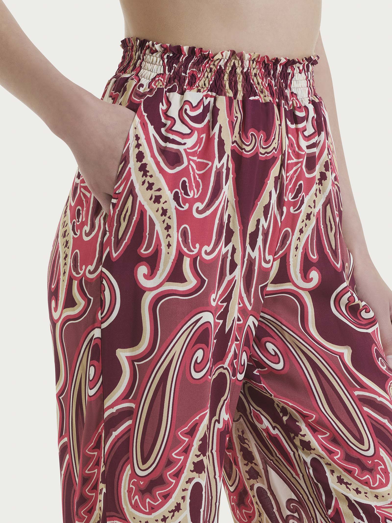 Pantalone ampio con arricciatura in fantasia in Ecoseta - Fant. Rasperry Wine - Image 3