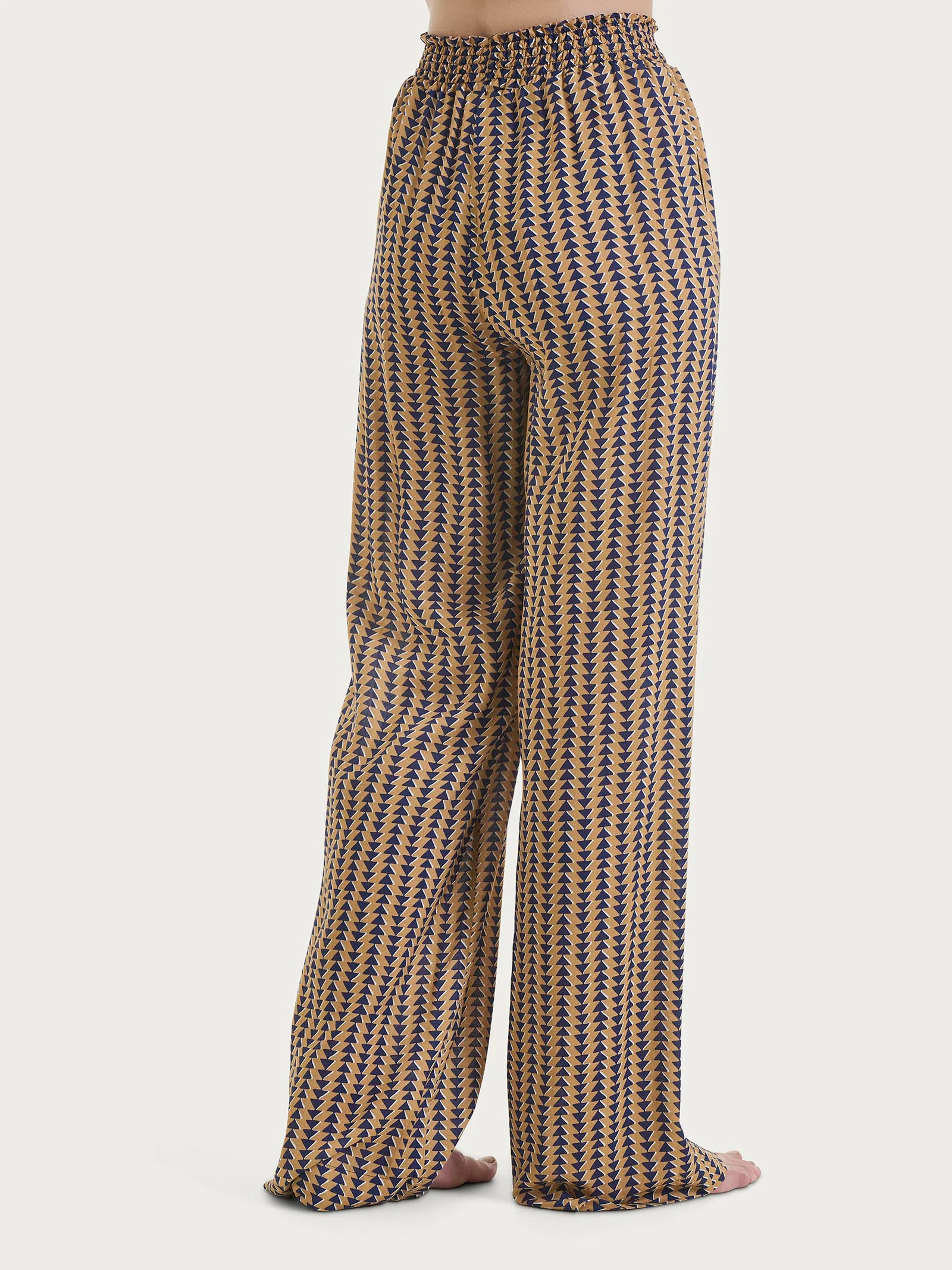 Pantalone ampio con arricciatura in fantasia in Ecoseta - Fant. Indian Tan - Image 2