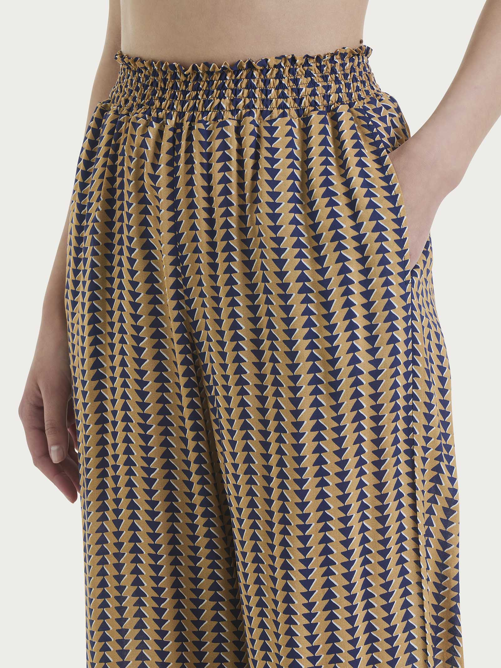 Pantalone ampio con arricciatura in fantasia in Ecoseta - Fant. Indian Tan - Image 3
