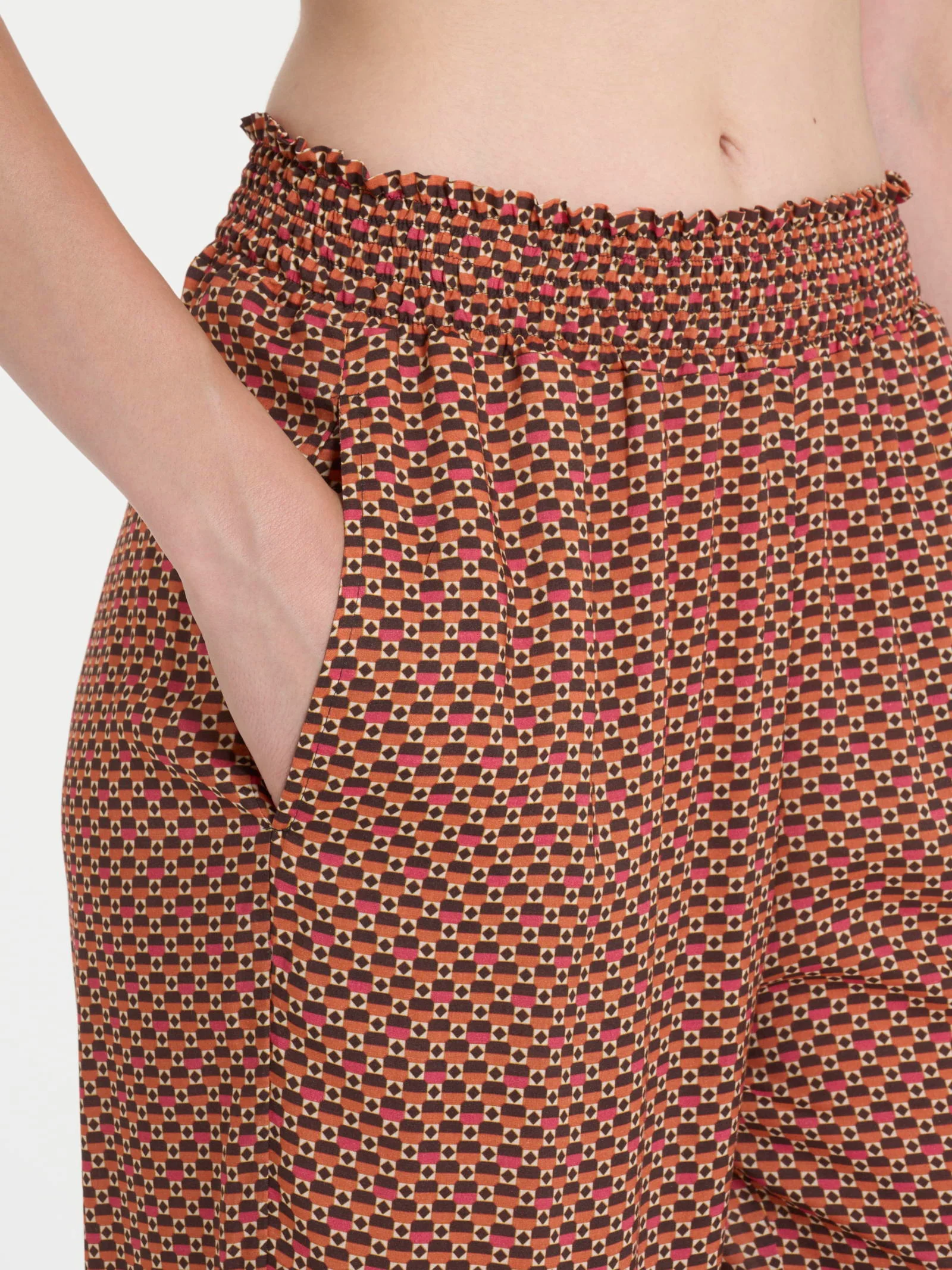 Pantalone ampio con arricciatura in fantasia in Ecoseta - Fant. Spice Route - Image 3