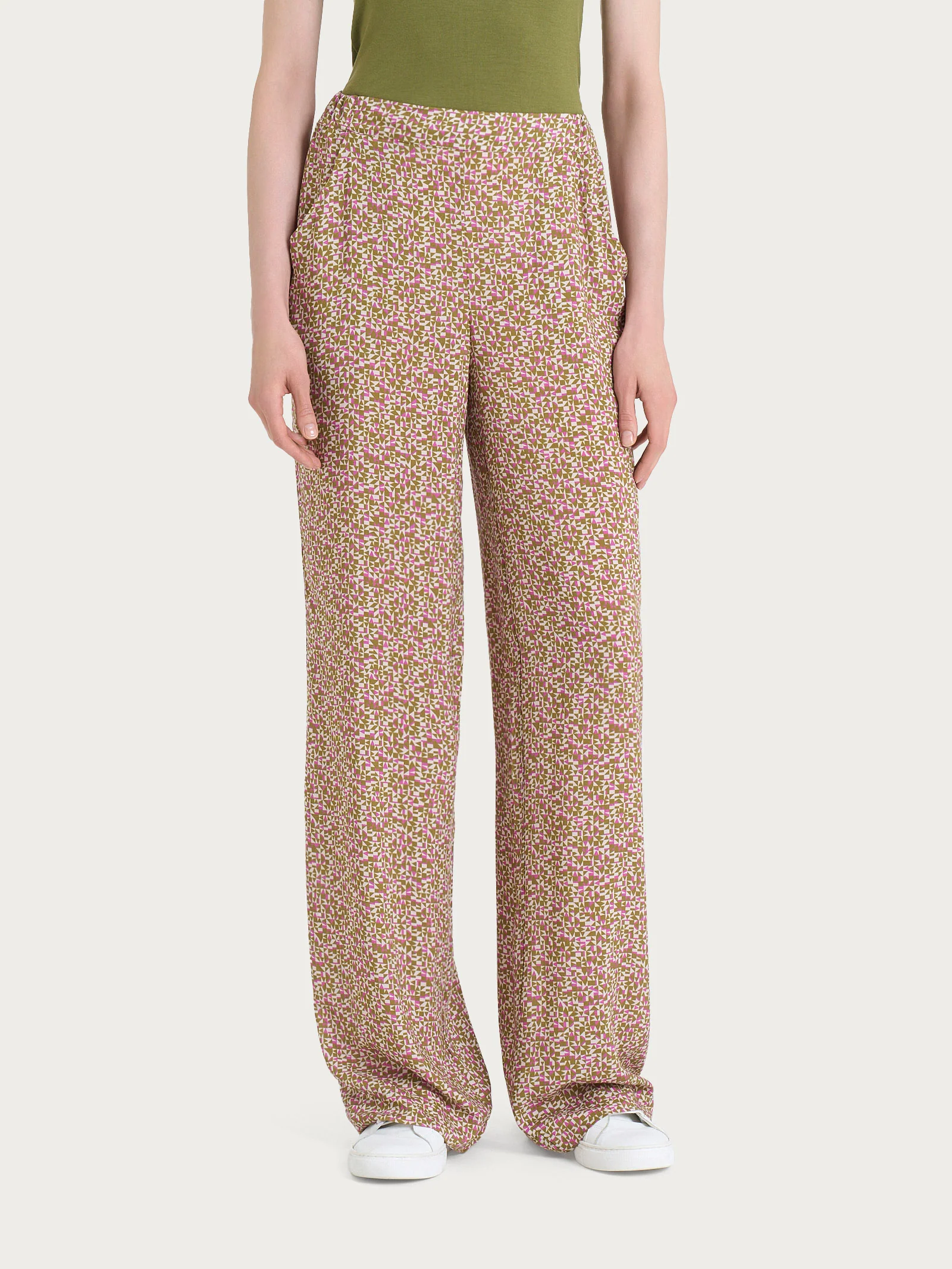 Pantalone ampio con tasche con geometric pattern in Ecoseta - Fant. Cattleya Orchid