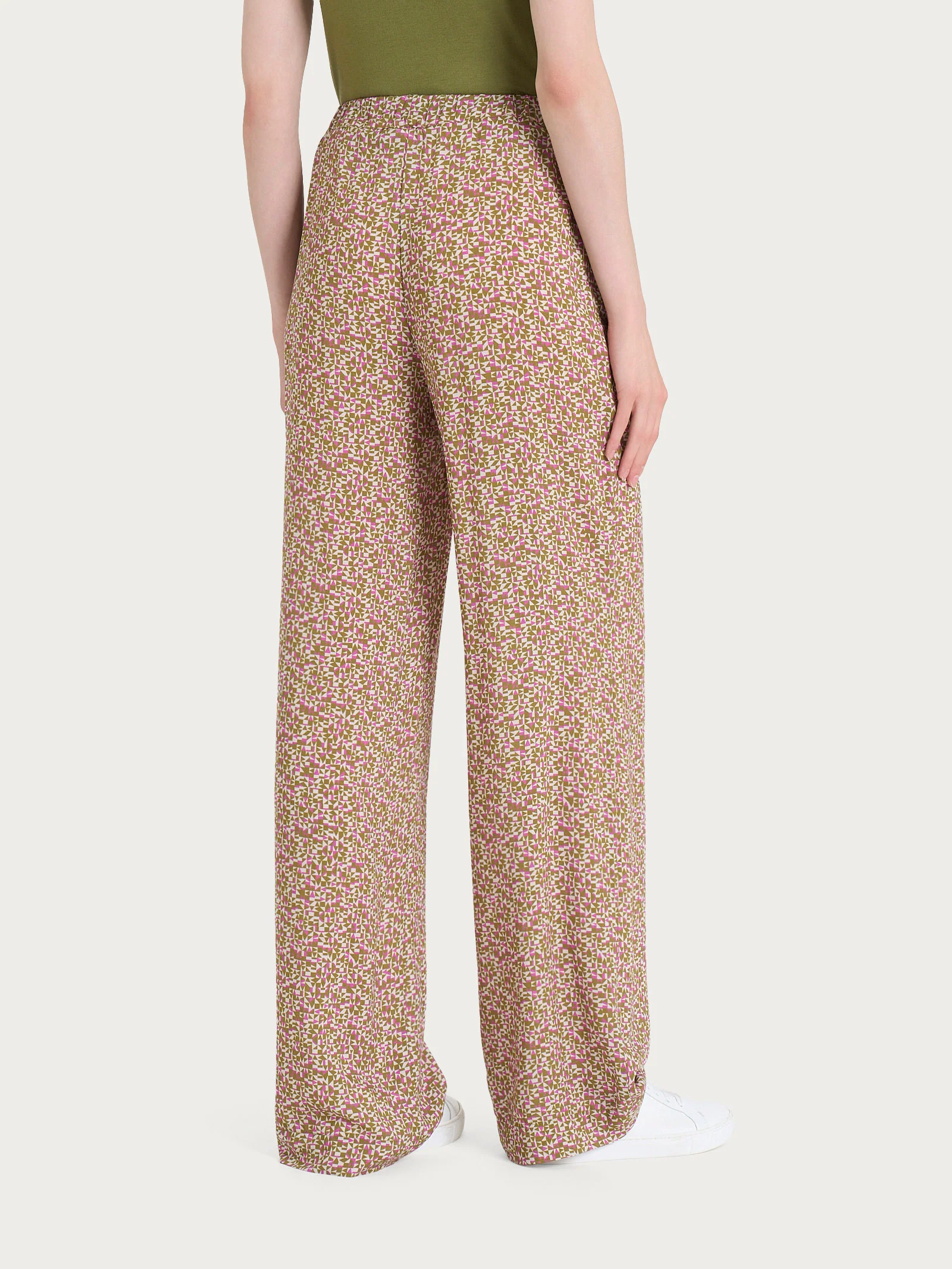 Pantalone ampio con tasche con geometric pattern in Ecoseta - Fant. Cattleya Orchid - Image 2