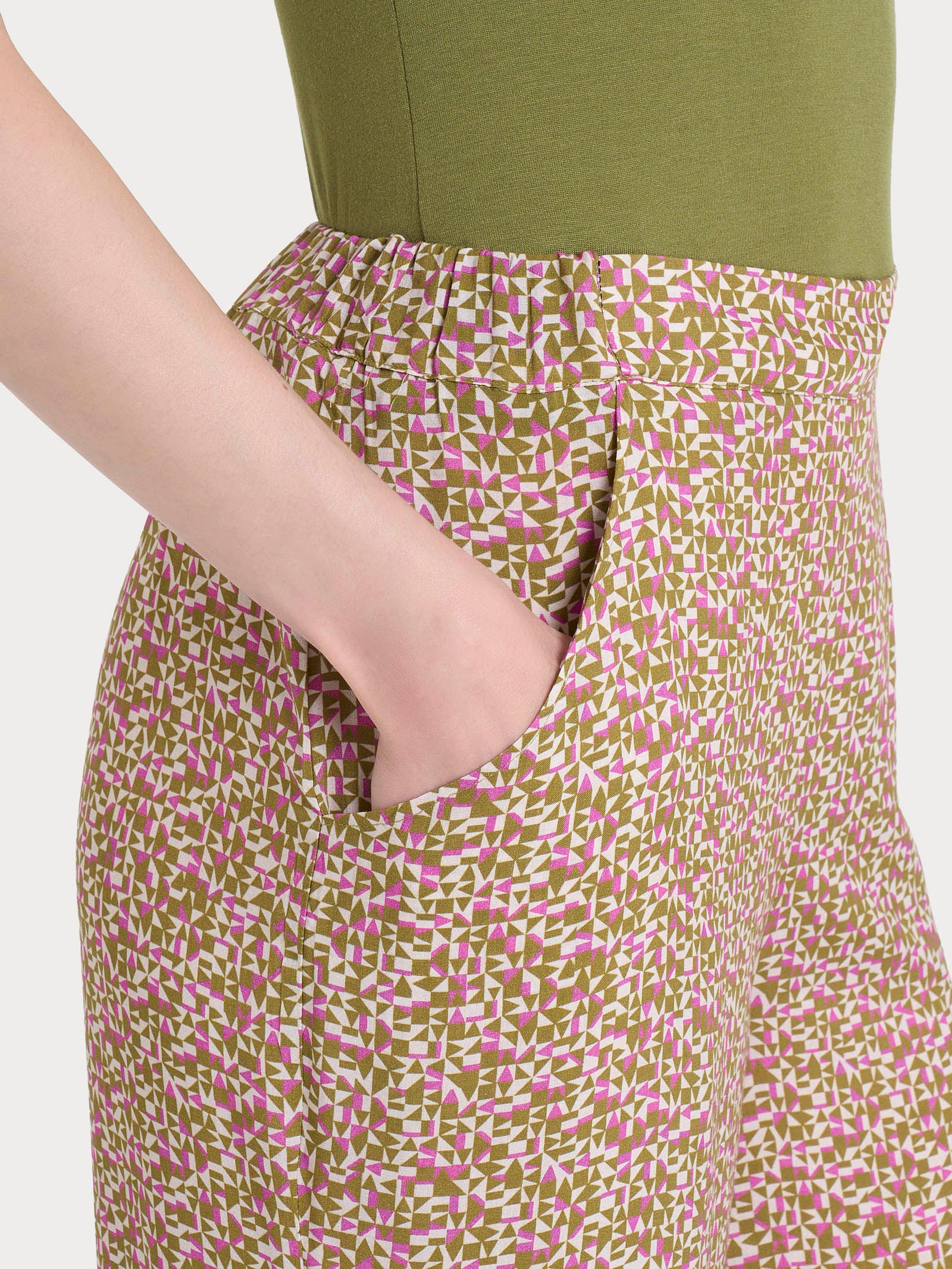 Pantalone ampio con tasche con geometric pattern in Ecoseta - Fant. Cattleya Orchid - Image 3