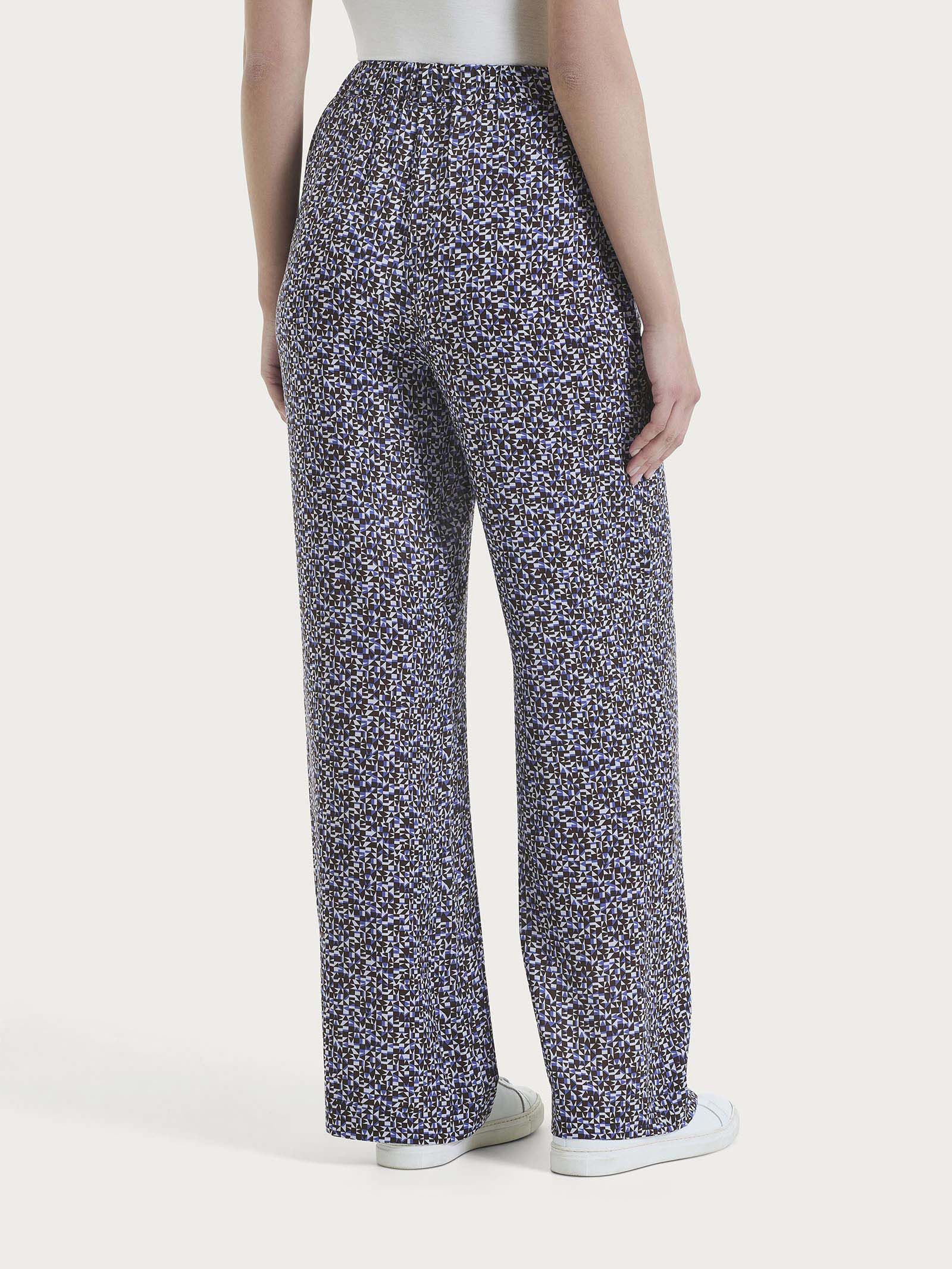 Pantalone ampio con tasche con geometric pattern in Ecoseta  - Fant. Thistle - Image 2