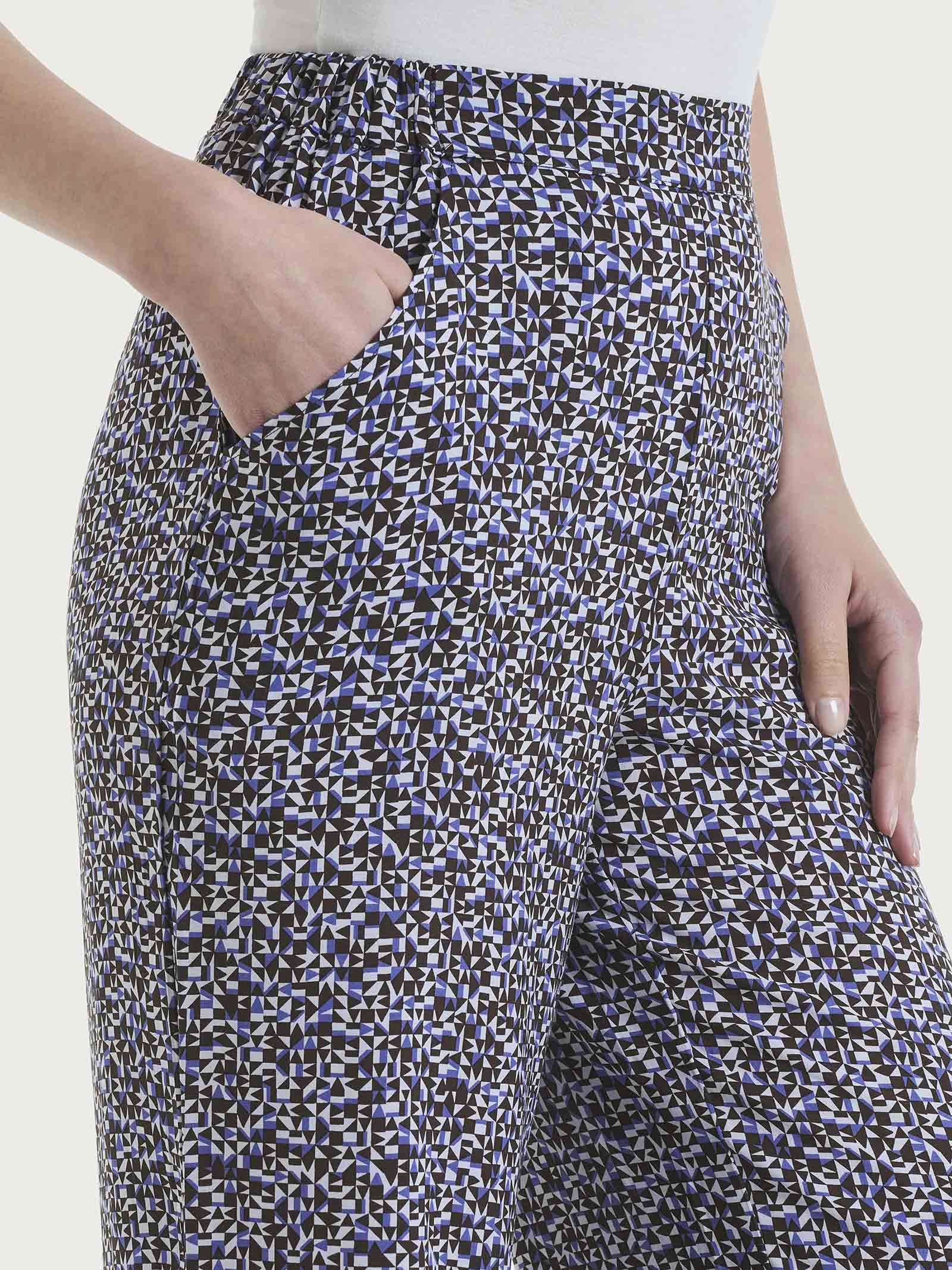 Pantalone ampio con tasche con geometric pattern in Ecoseta  - Fant. Thistle - Image 3