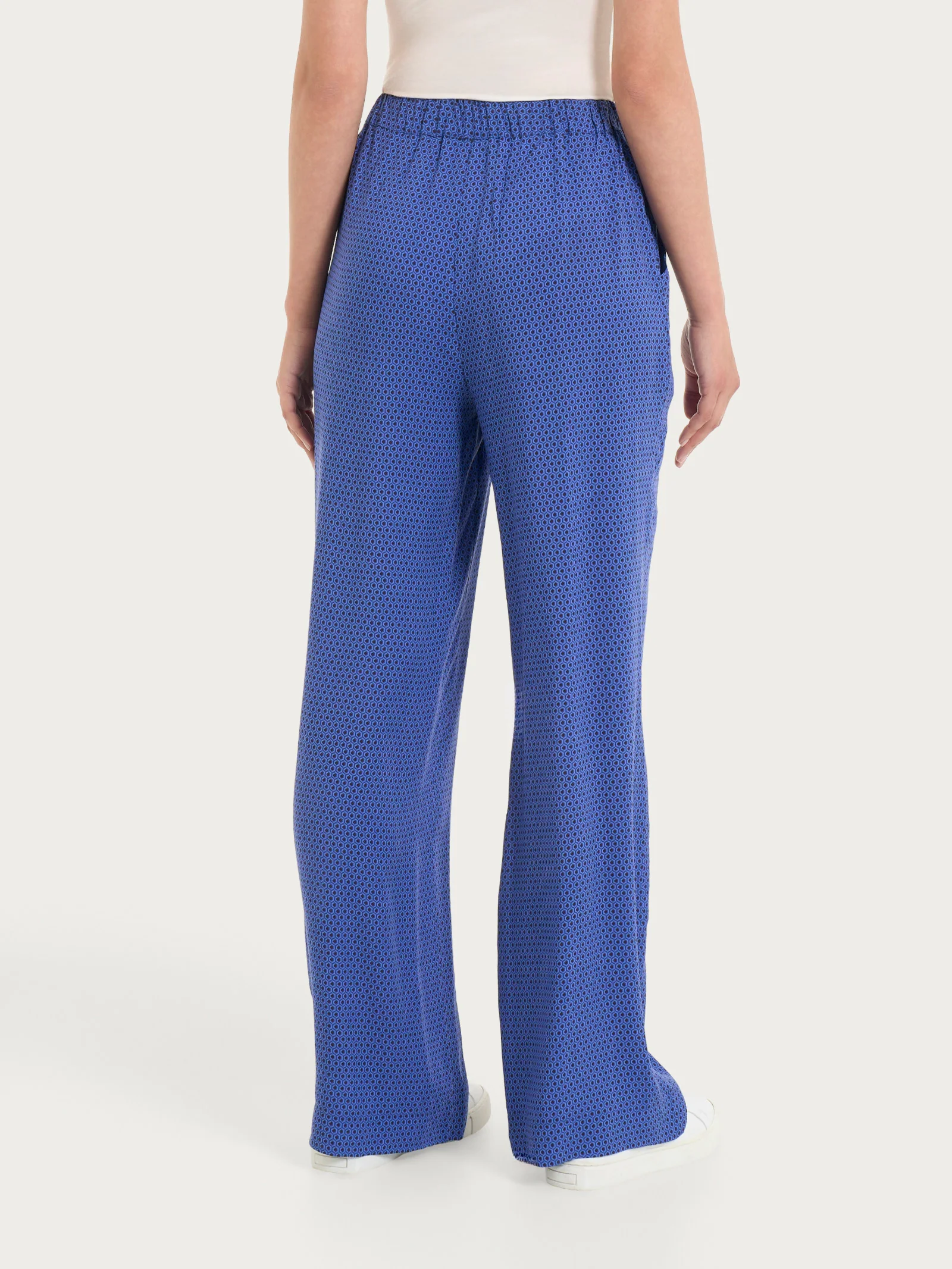 Pantalone ampio con tasche e hexagon pattern in Ecoseta  - Fant. Dazzling Blue - Image 2