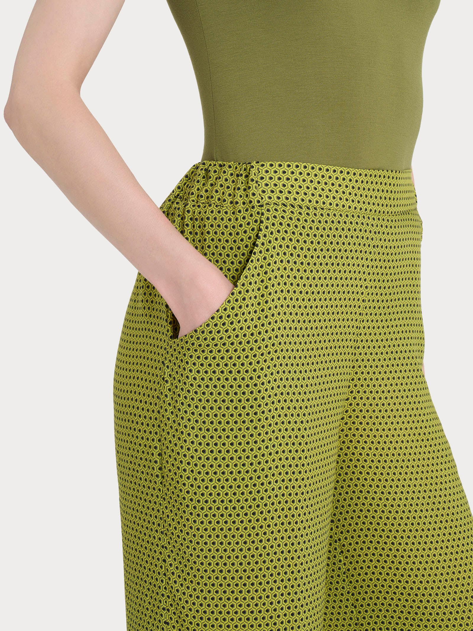 Pantalone ampio con tasche e hexagon pattern in Ecoseta  - Fant. Sphagnum - Image 3