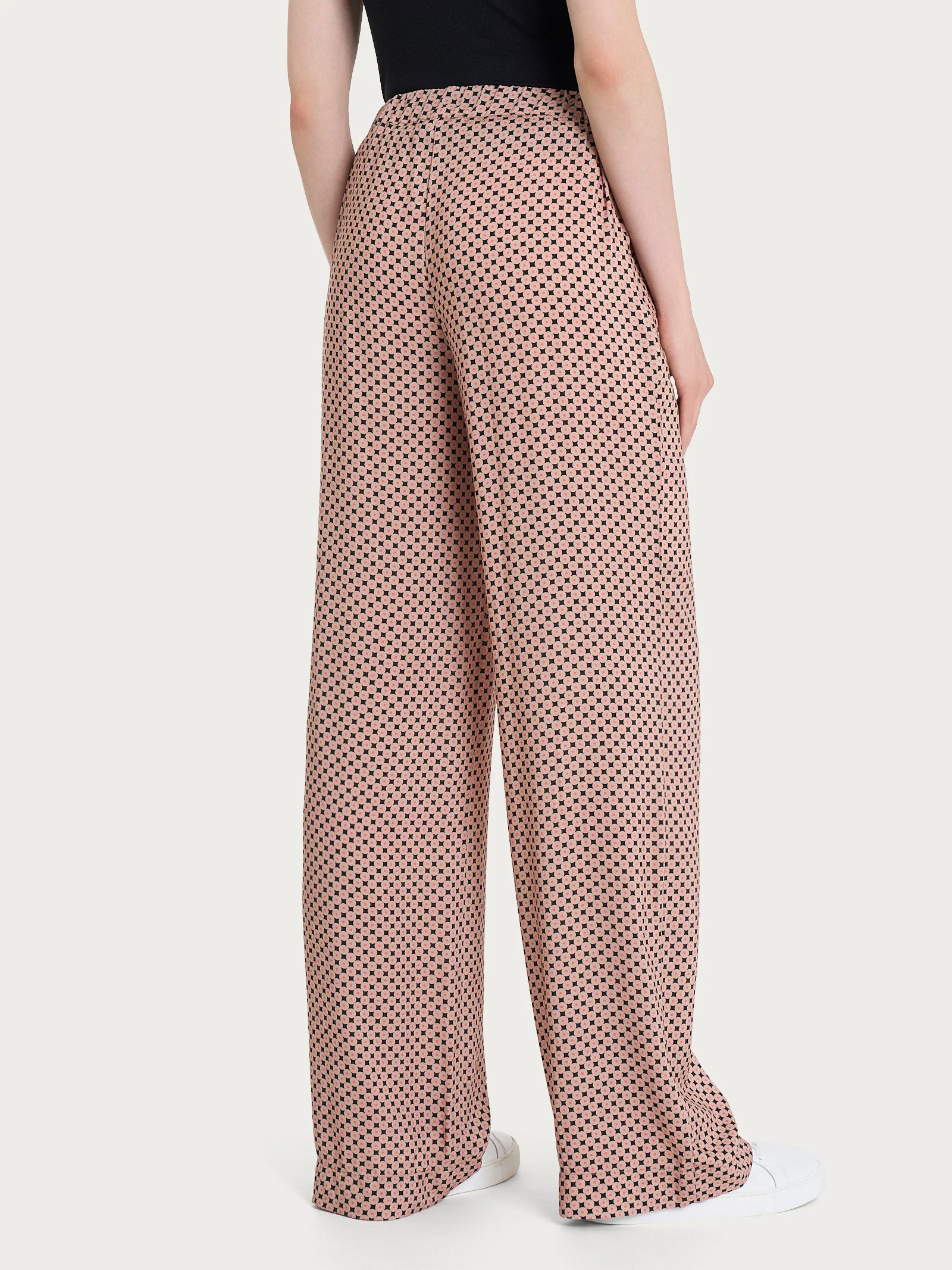 Pantalone ampio con tasche e micro pattern in Ecoseta  - Fant.Nero - Image 2