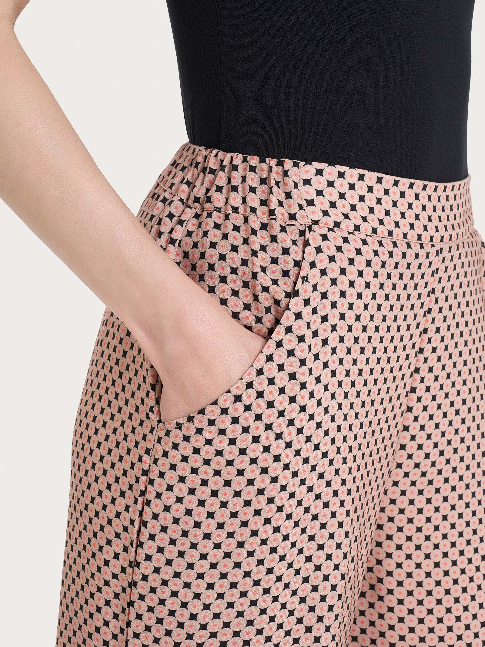 Pantalone ampio con tasche e micro pattern in Ecoseta  - Fant.Nero - Image 3