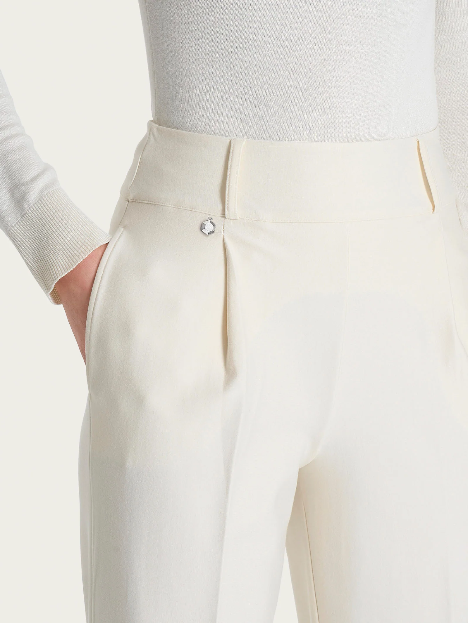 Pantalone ampio con tasche e pinces in Compact  - Avorio - Image 5
