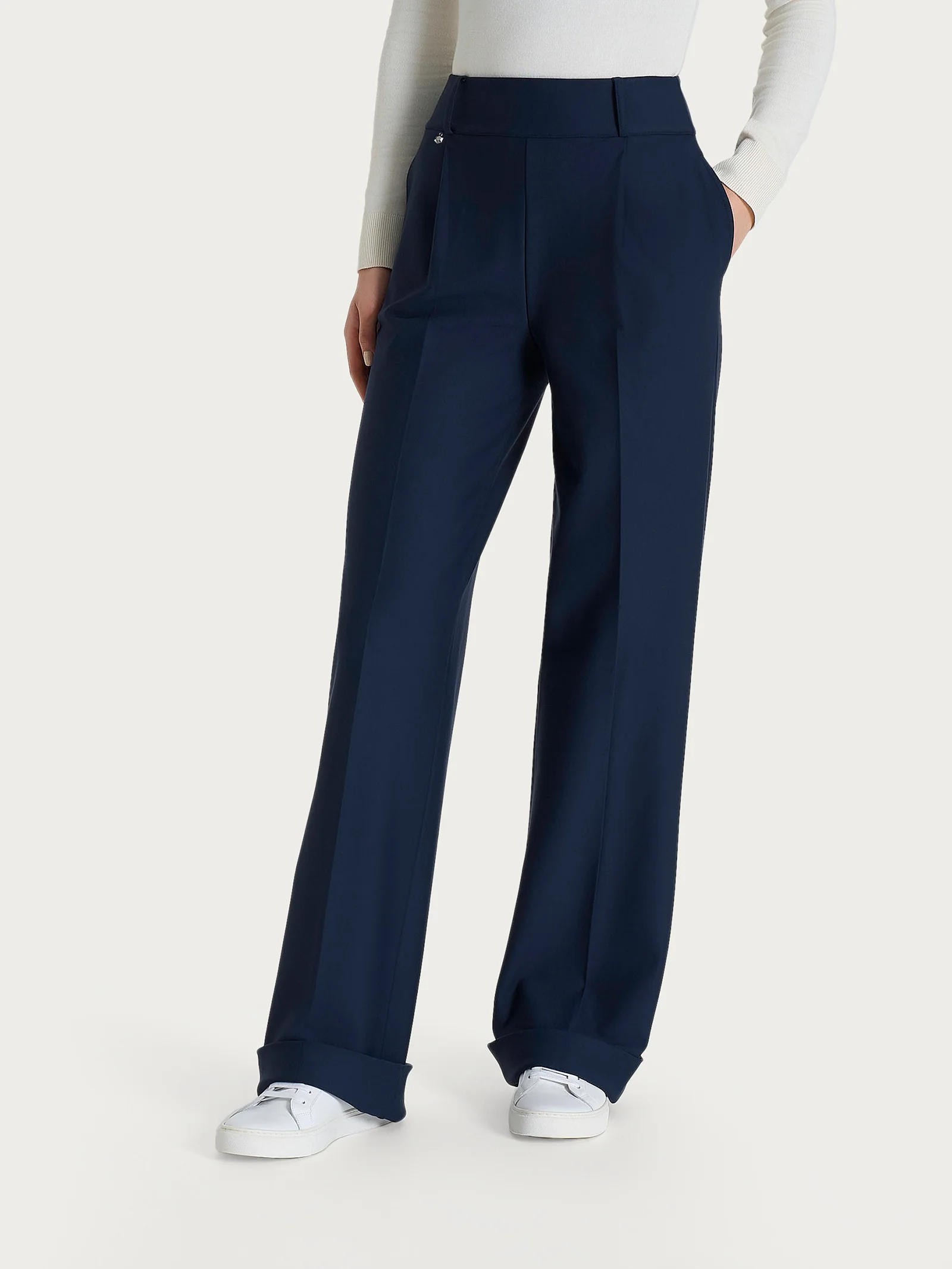 Pantalone ampio con tasche e pinces in Compact  - Persia - Image 2