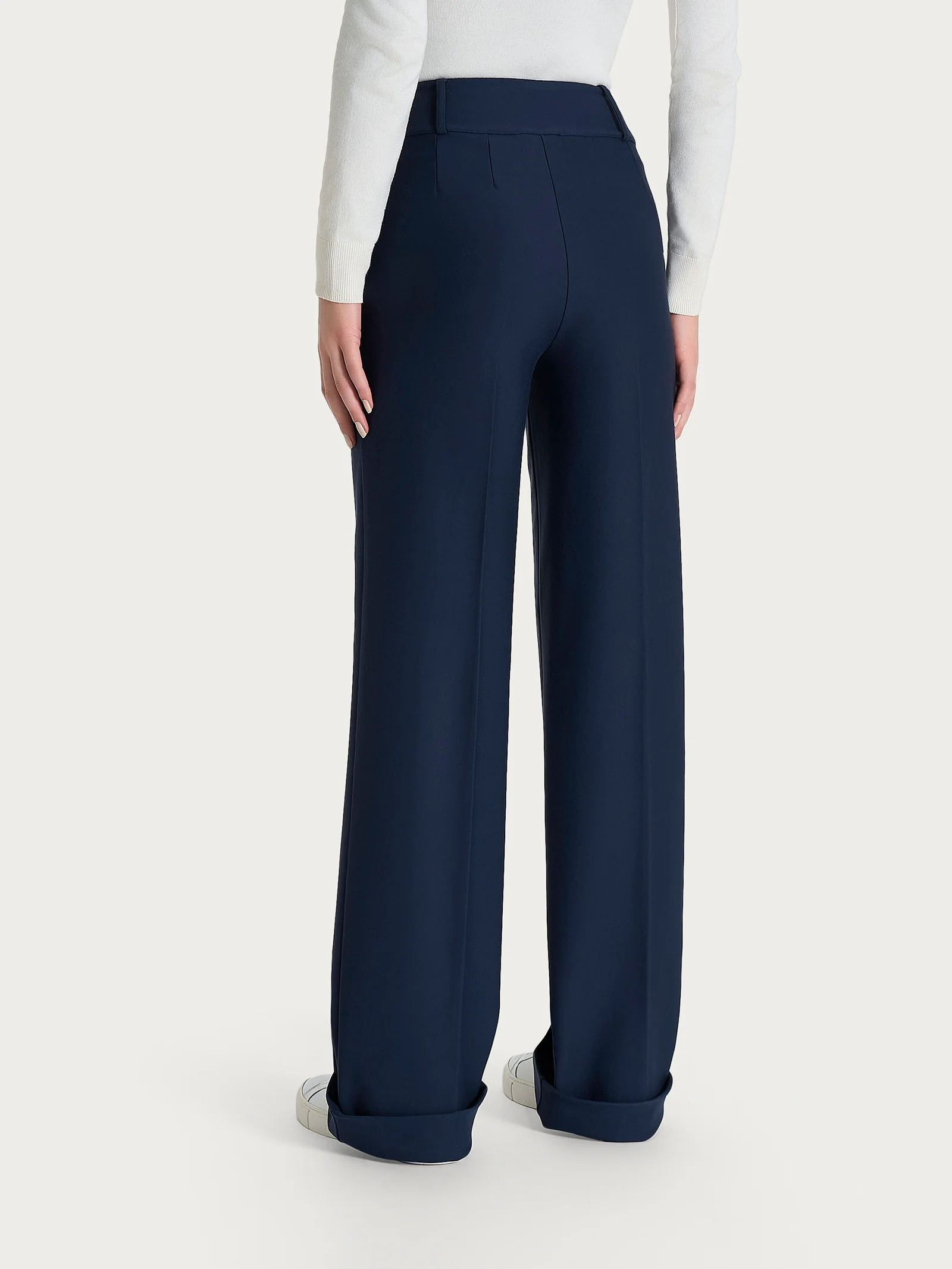 Pantalone ampio con tasche e pinces in Compact  - Persia - Image 4