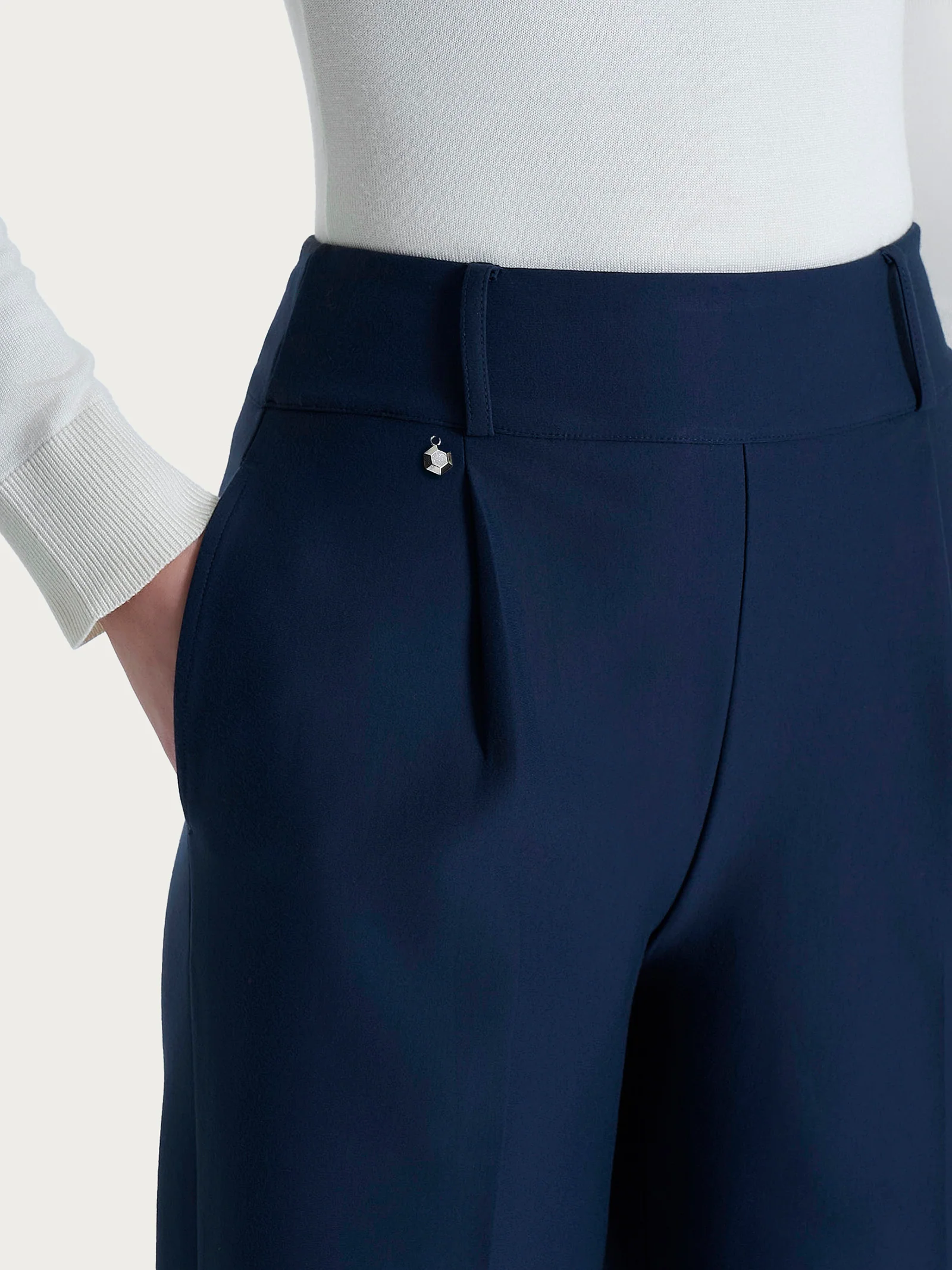 Pantalone ampio con tasche e pinces in Compact  - Persia - Image 5