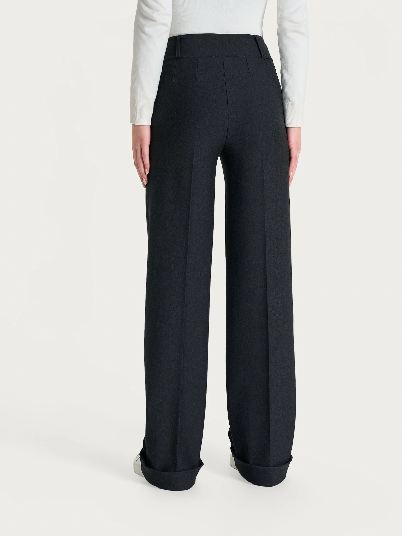 Pantalone ampio con tasche e pinces in Compact  - Oscuro Mel. - Image 4