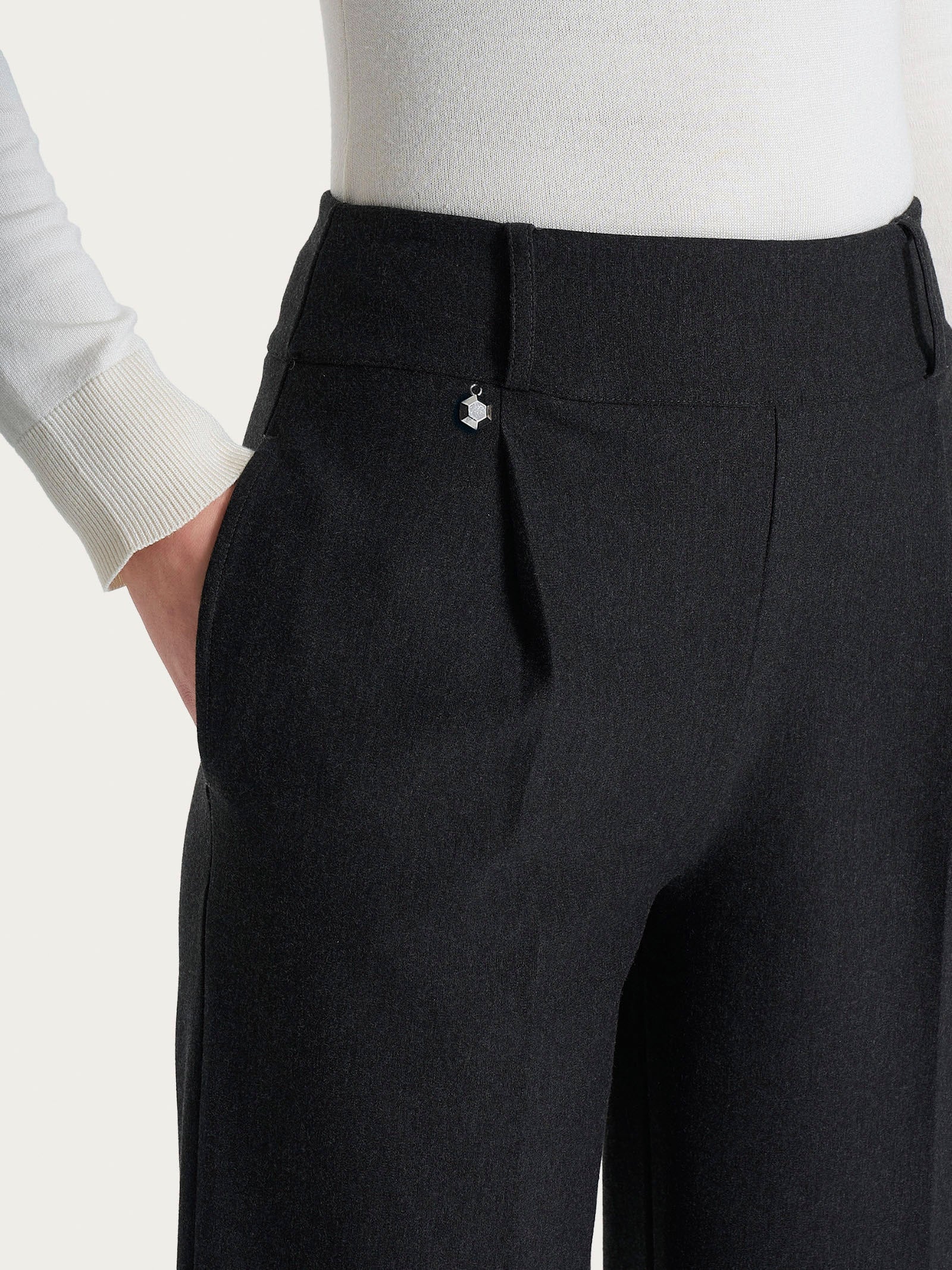 Pantalone ampio con tasche e pinces in Compact  - Oscuro Mel. - Image 5