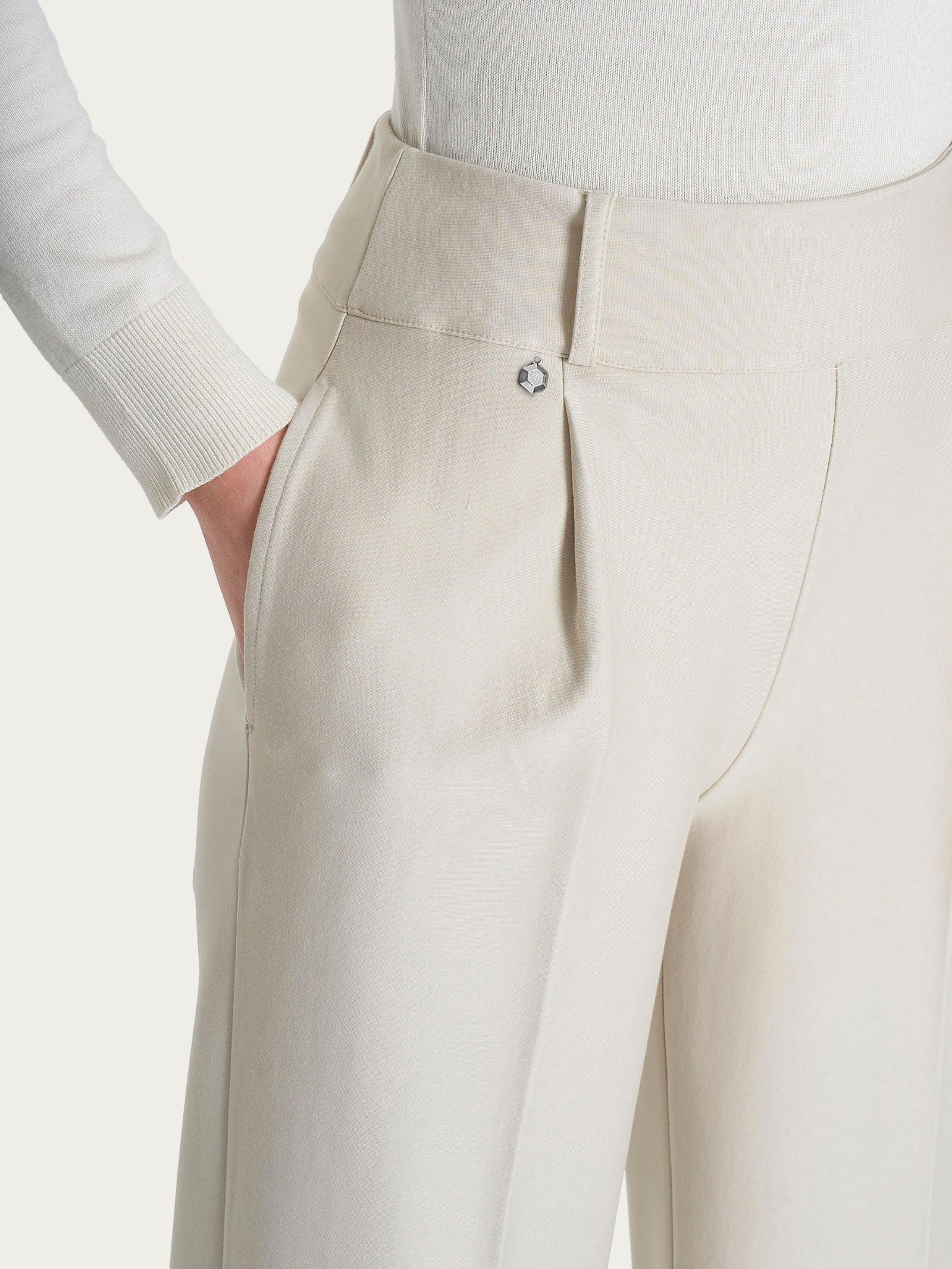 Pantalone ampio con tasche e pinces in Compact - Champignon - Image 5