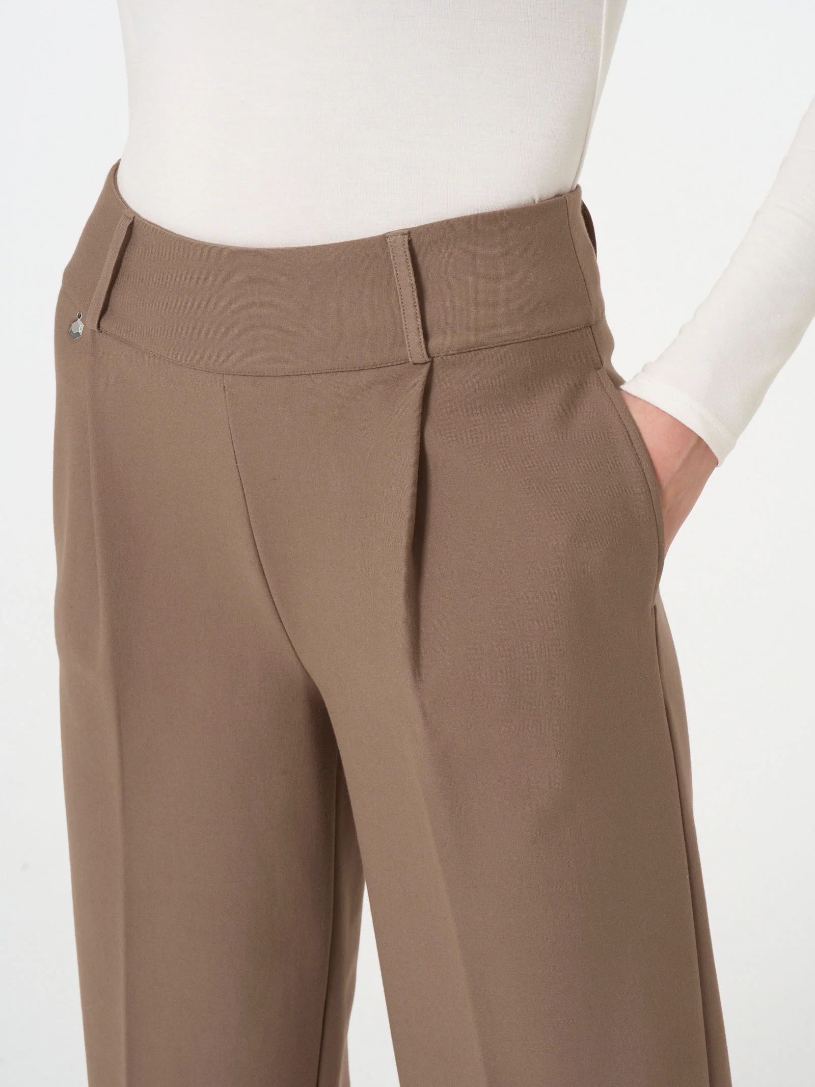 Pantalone ampio con tasche e pinces in Compact  - Pine Bark - Image 3