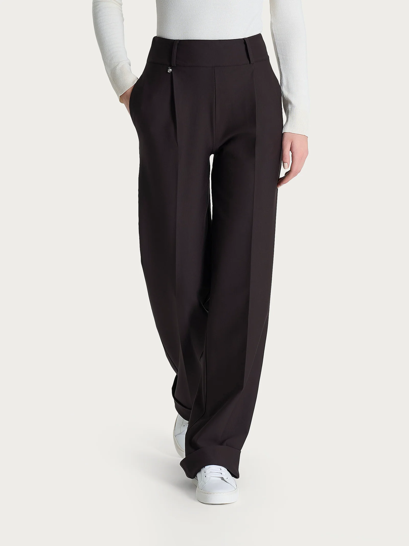 Pantalone ampio con tasche e pinces in Compact  - Chocolate Torte - Image 2
