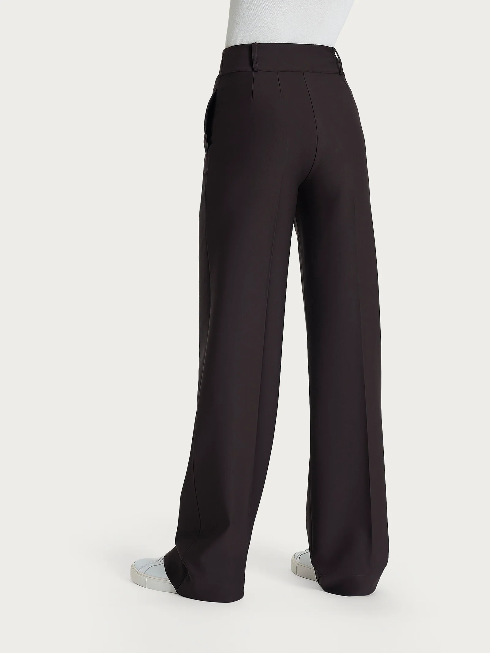 Pantalone ampio con tasche e pinces in Compact  - Chocolate Torte - Image 3