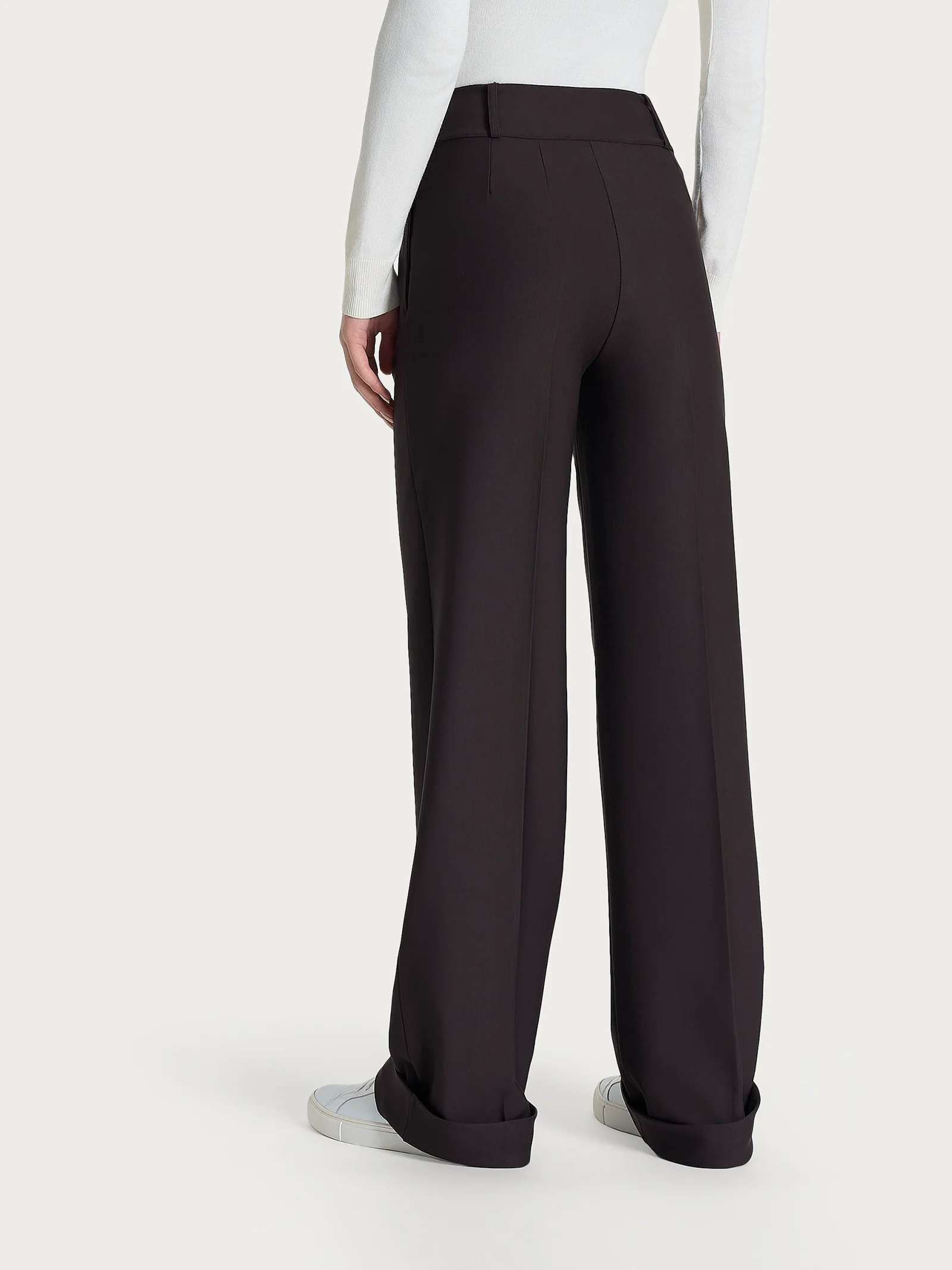 Pantalone ampio con tasche e pinces in Compact  - Chocolate Torte - Image 4