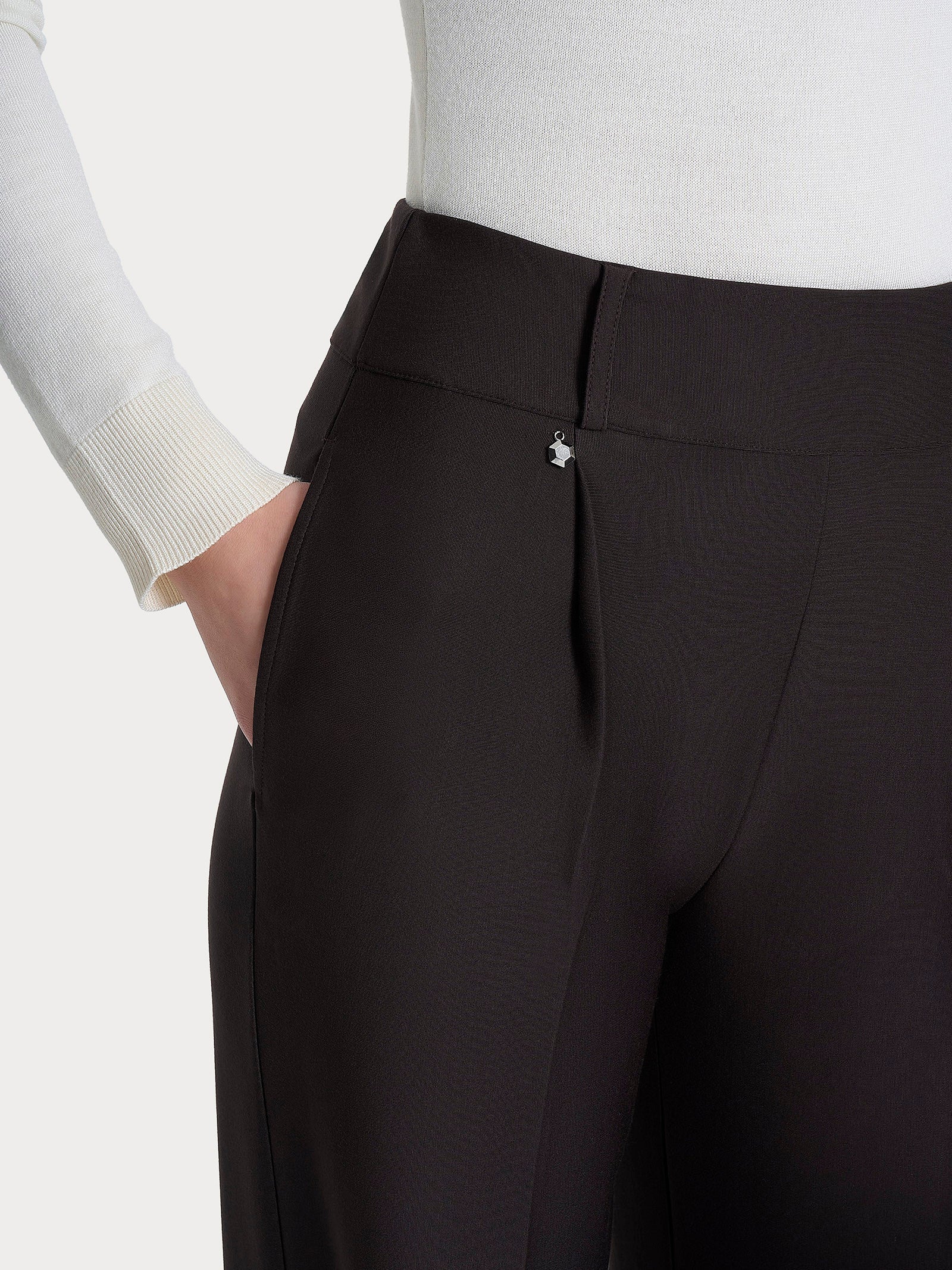 Pantalone ampio con tasche e pinces in Compact  - Chocolate Torte - Image 5