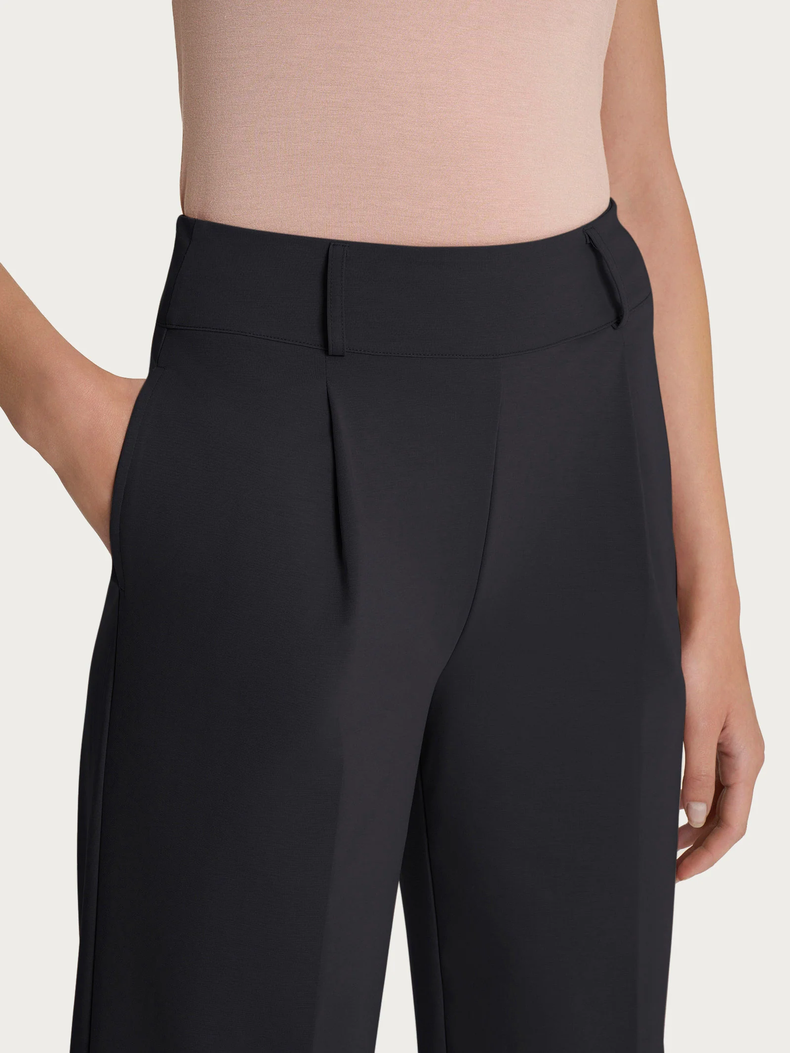Pantalone ampio con tasche e pinces in Compact Light - Nero - Image 3