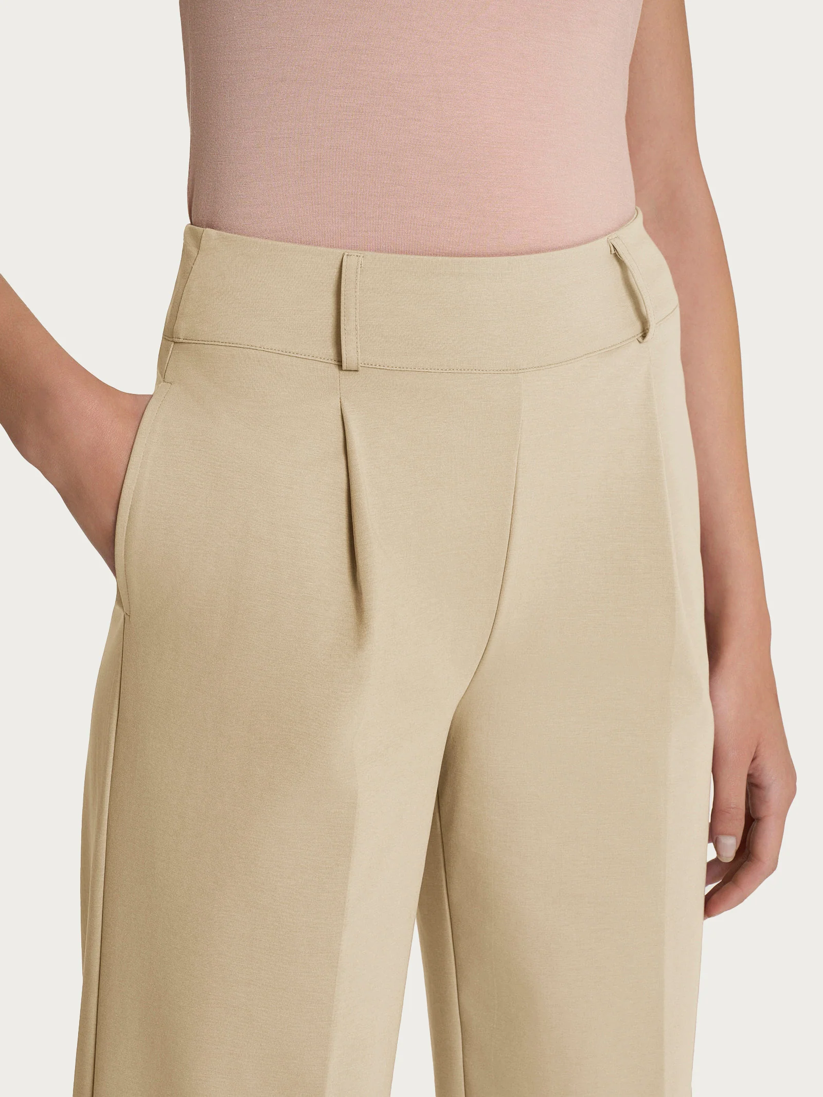 Pantalone ampio con tasche e pinces in Compact Light - Irish Cream - Image 3