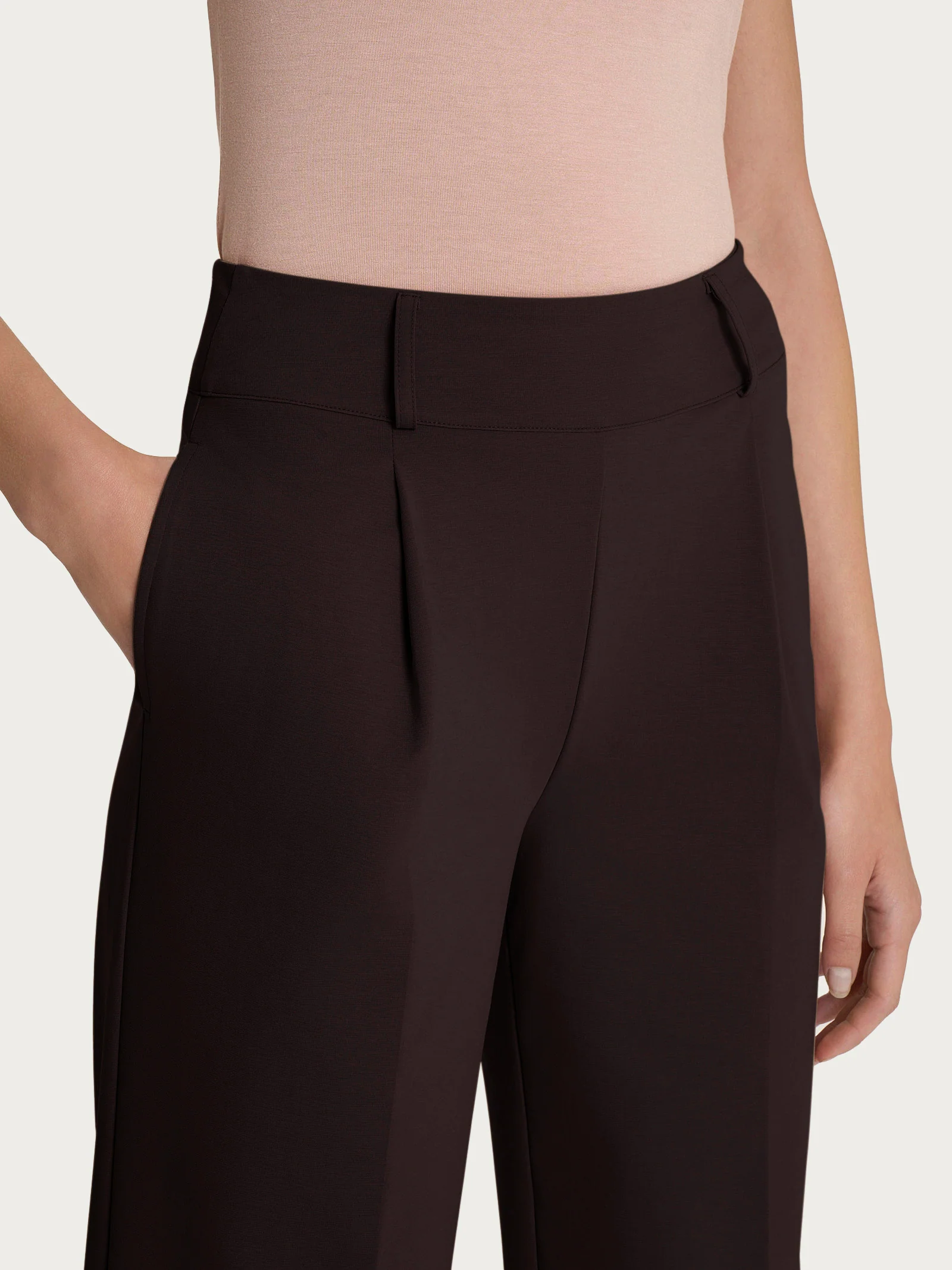 Pantalone ampio con tasche e pinces in Compact Light - Chocolate Torte - Image 3